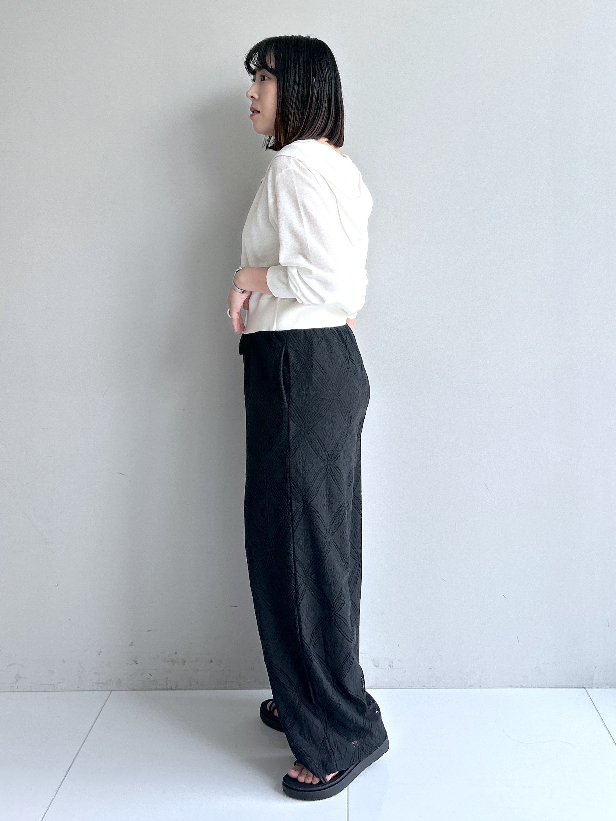 Hirokaさんの「grove｜【洗濯機OK・UVカット】大人の抜け感、シアーニットフードパーカ」を使ったコーディネート