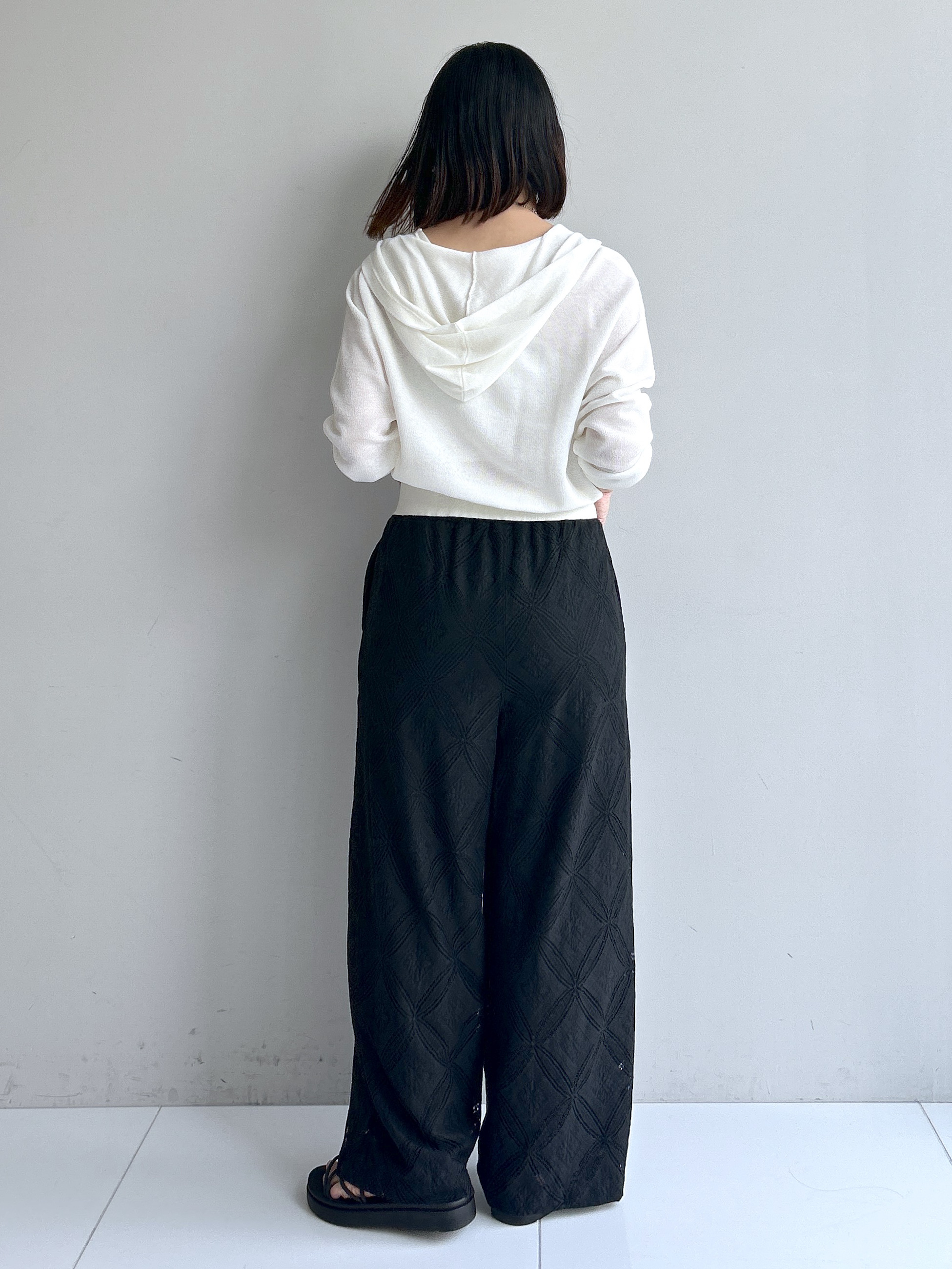 Hirokaさんの「grove｜【洗濯機OK・UVカット】大人の抜け感、シアーニットフードパーカ」を使ったコーディネート