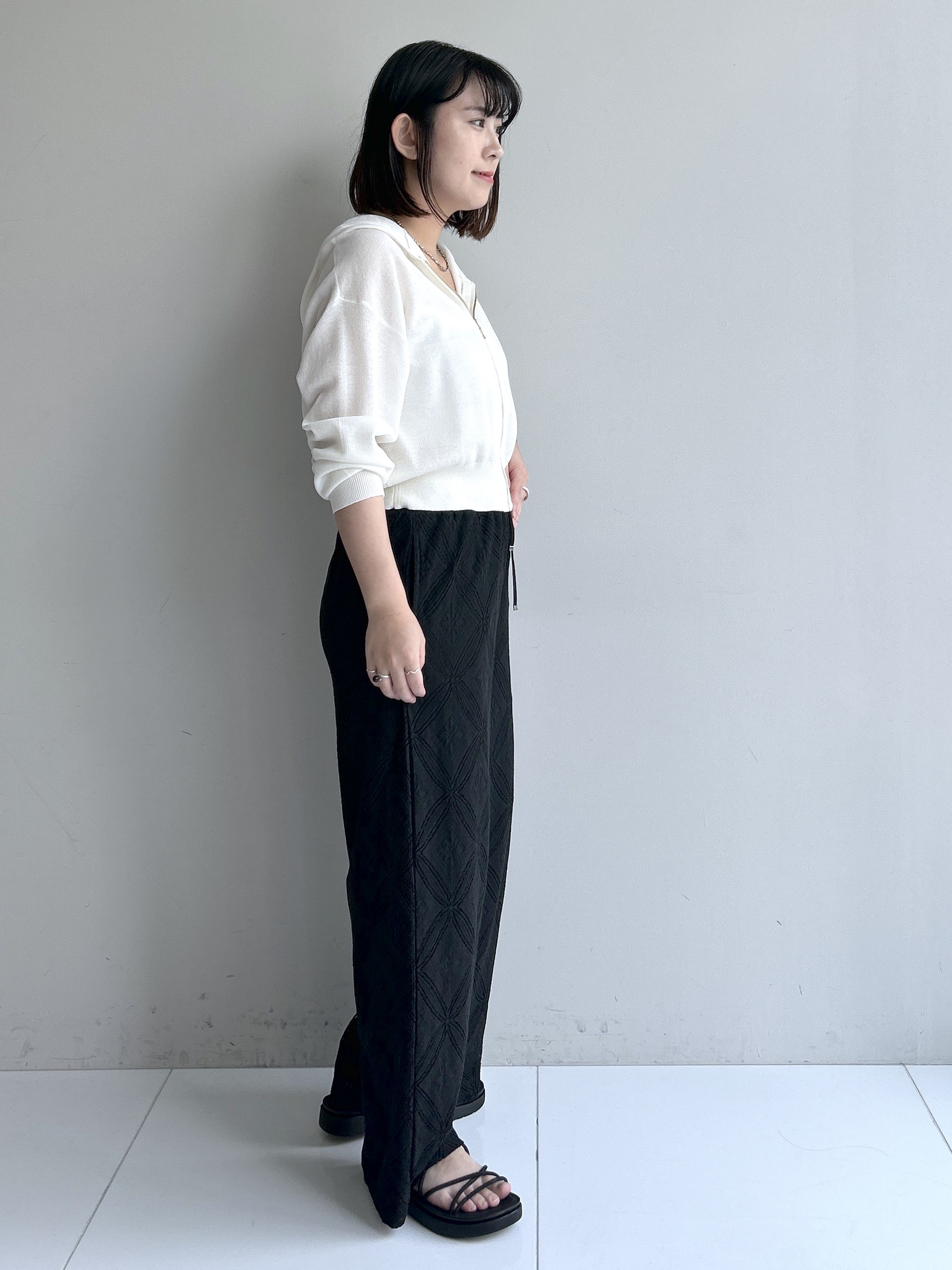Hirokaさんの「grove｜【洗濯機OK・UVカット】大人の抜け感、シアーニットフードパーカ」を使ったコーディネート