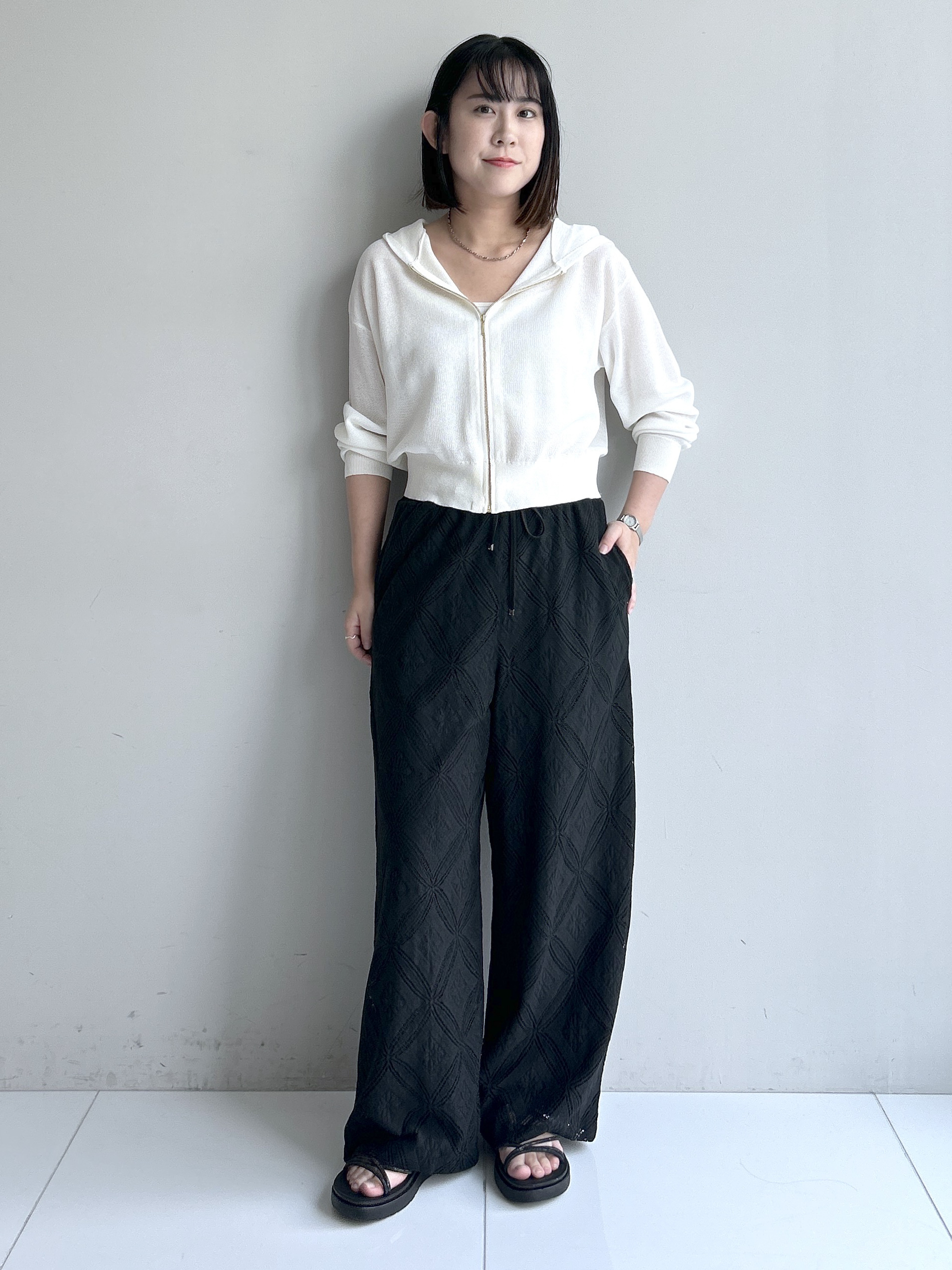 Hirokaさんの「grove｜【洗濯機OK・UVカット】大人の抜け感、シアーニットフードパーカ」を使ったコーディネート