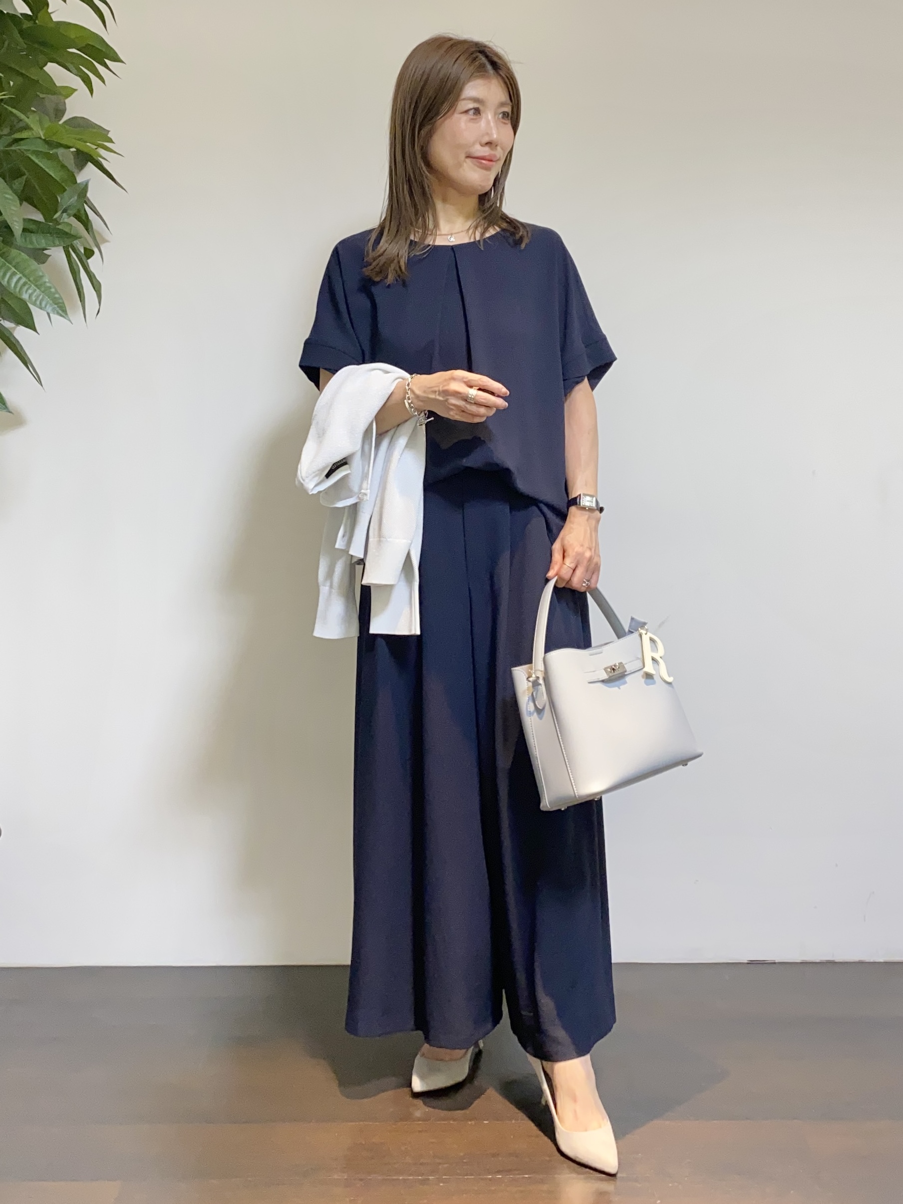 tomoさんの「UNTITLED｜【セットアップ可/UVカット/前後2WAY】リラクシーフレンチスリーブブラウス」を使ったコーディネート