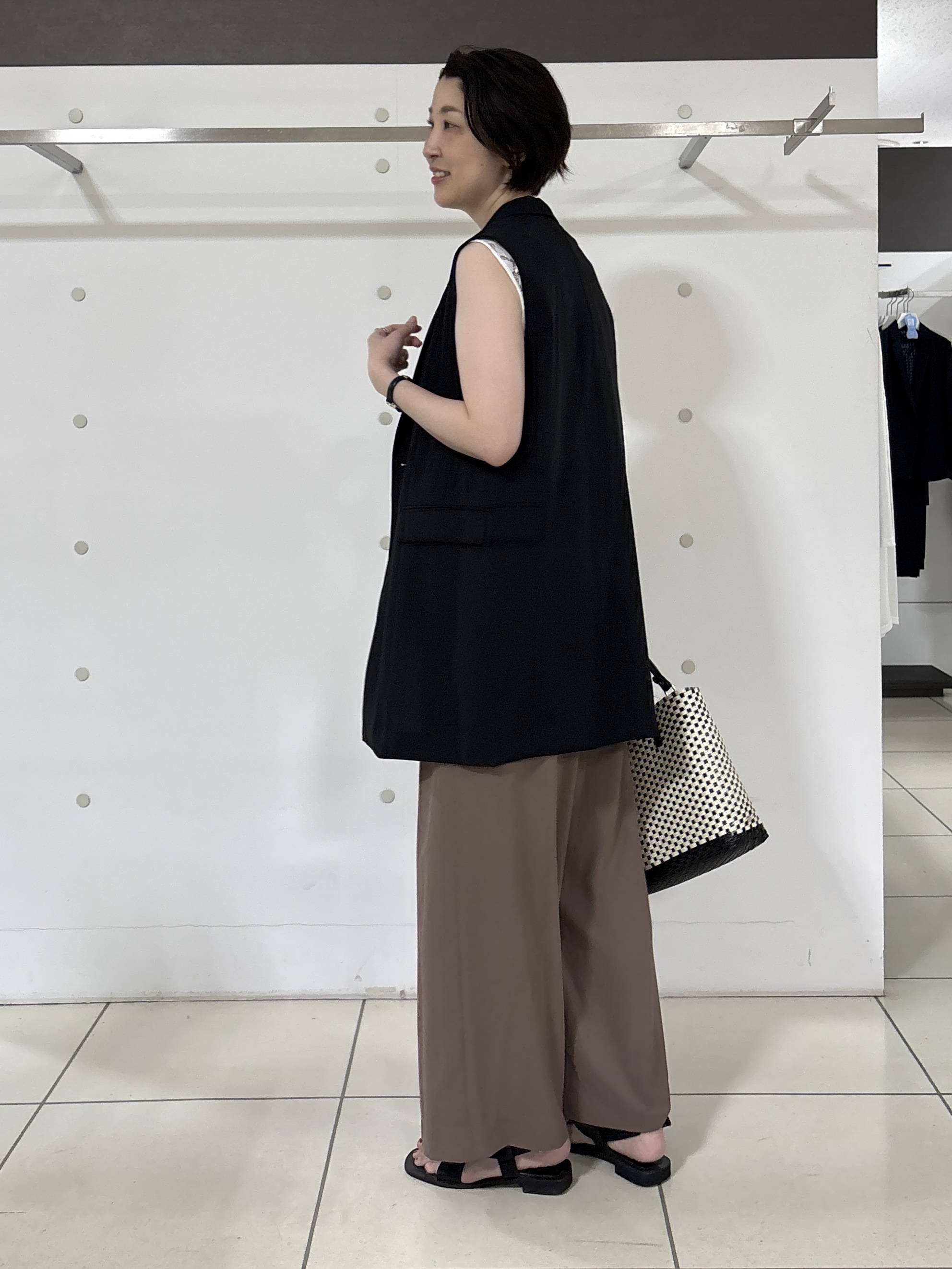yuriさんの「INDIVI｜【接触冷感／透湿／着る日傘】颯爽ジレジャケット」を使ったコーディネート
