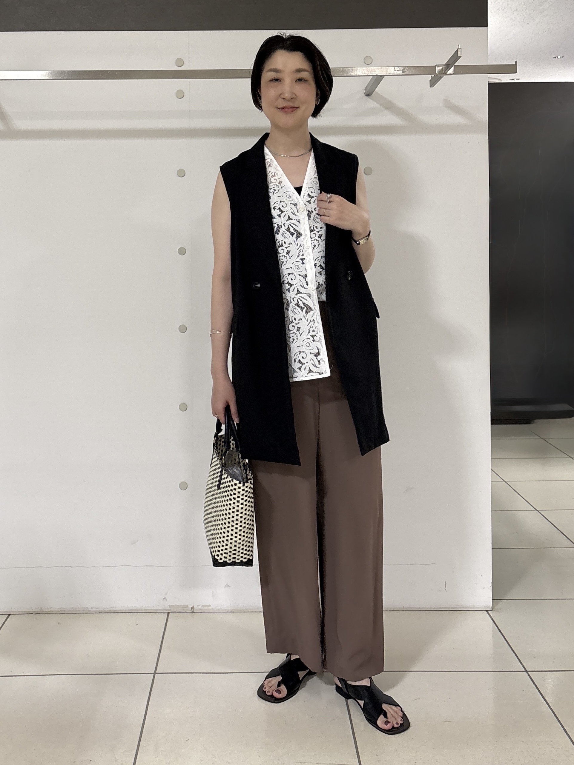 yuriさんの「INDIVI｜【洗える／トレンド】マニッシュレースベスト」を使ったコーディネート
