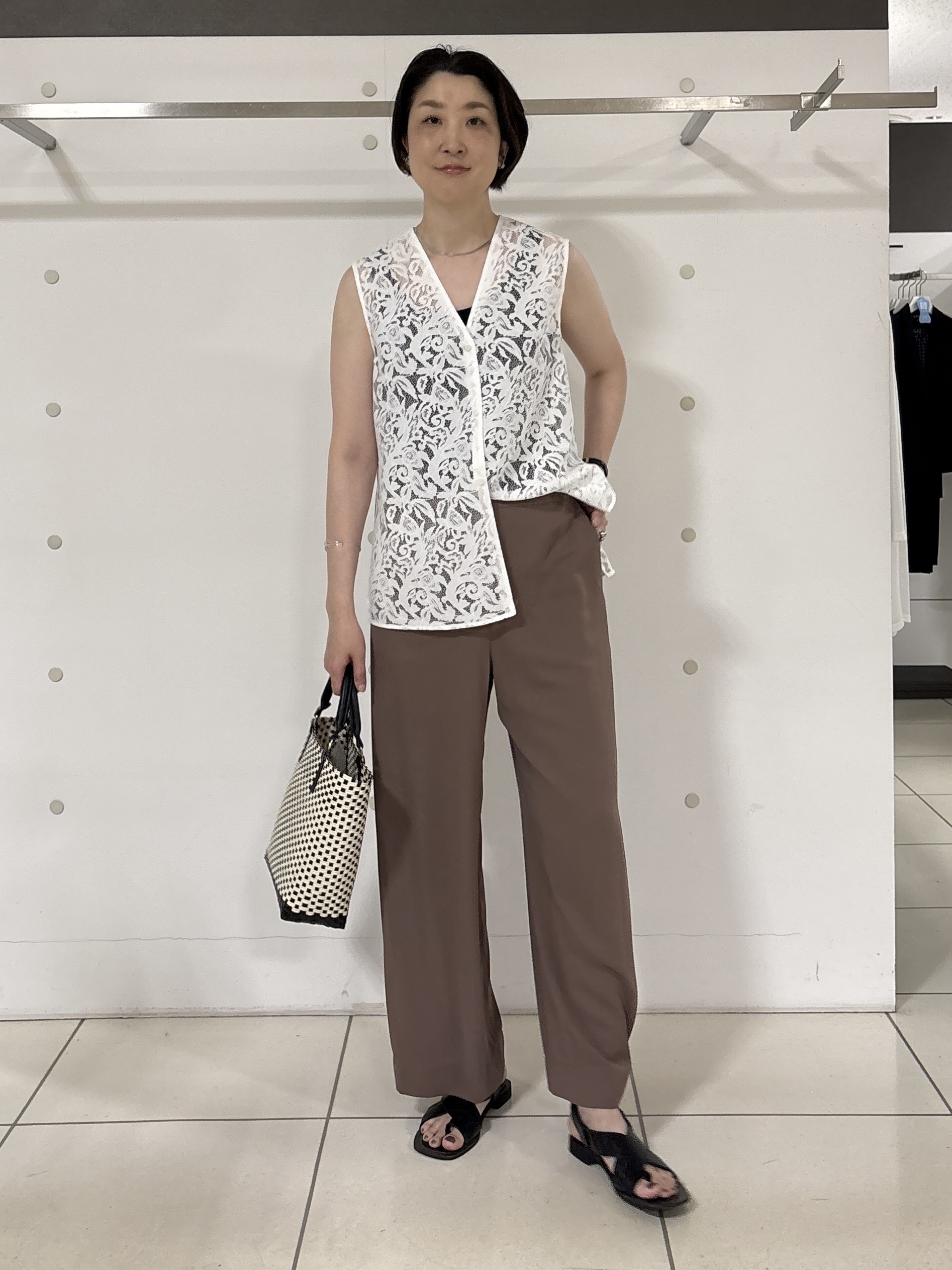 yuriさんの「INDIVI｜【洗える／トレンド】マニッシュレースベスト」を使ったコーディネート