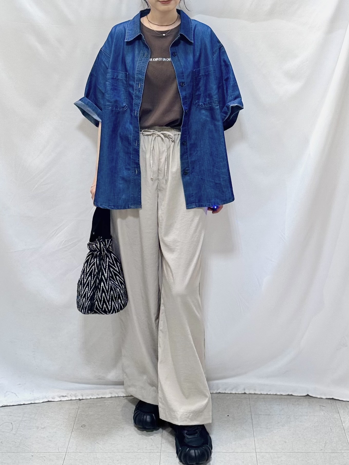 𝐇𝐢𝐫𝐨𝐦𝐢さんの「SHOO･LA･RUE｜【セットアップ可/S-LL】ライトオンスデニム 5分袖シャツ」を使ったコーディネート