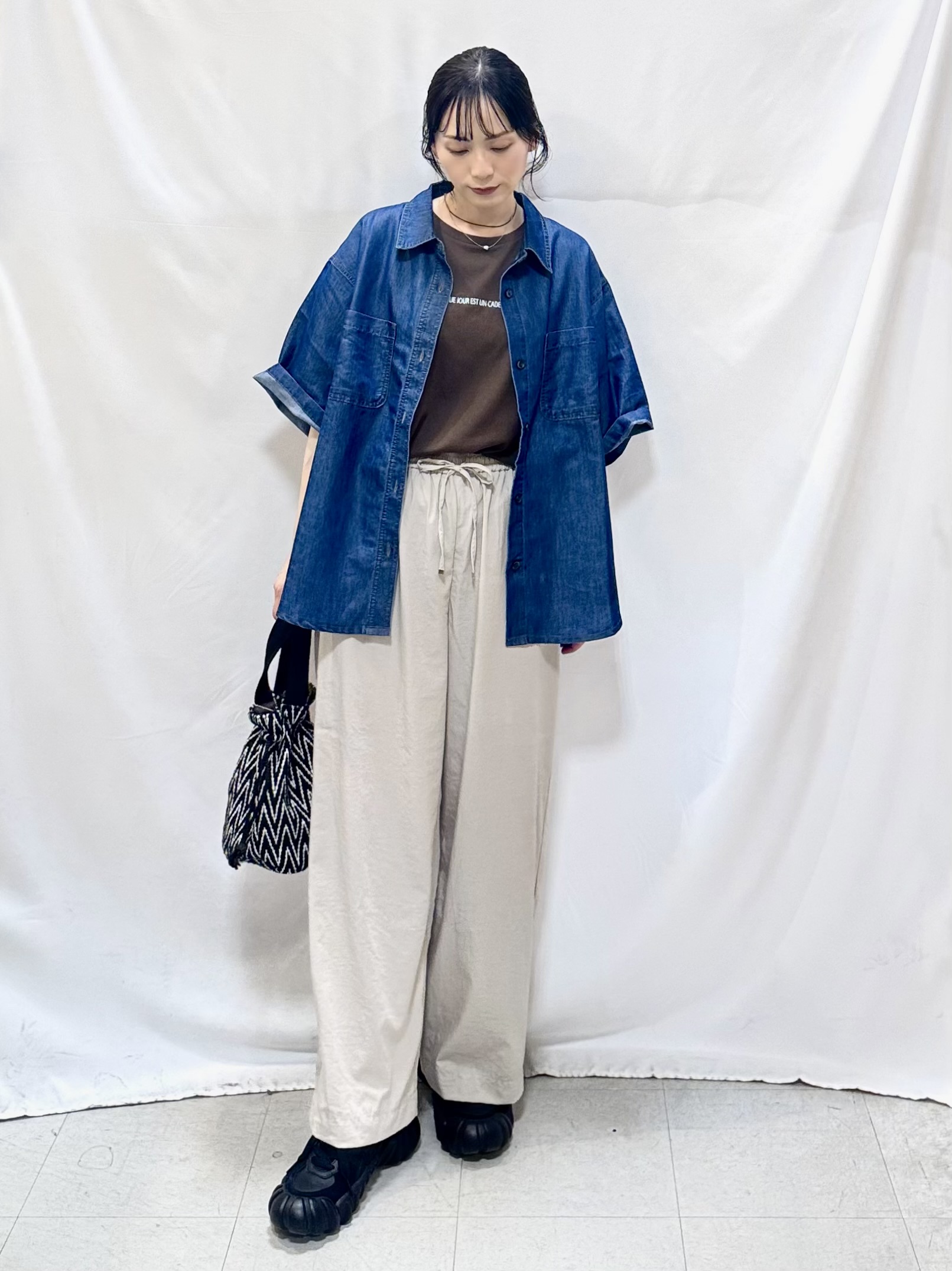 𝐇𝐢𝐫𝐨𝐦𝐢さんの「SHOO･LA･RUE｜【セットアップ可/S-LL】ライトオンスデニム 5分袖シャツ」を使ったコーディネート