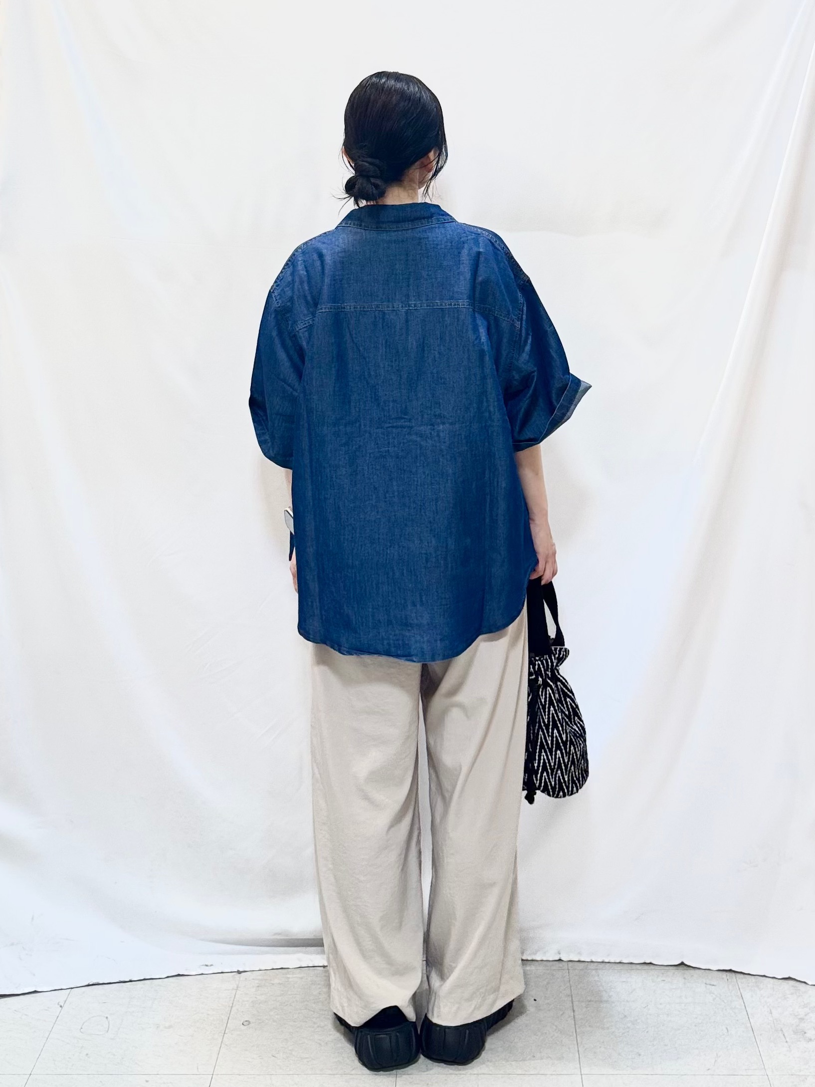 𝐇𝐢𝐫𝐨𝐦𝐢さんの「SHOO･LA･RUE｜【セットアップ可/S-LL】ライトオンスデニム 5分袖シャツ」を使ったコーディネート