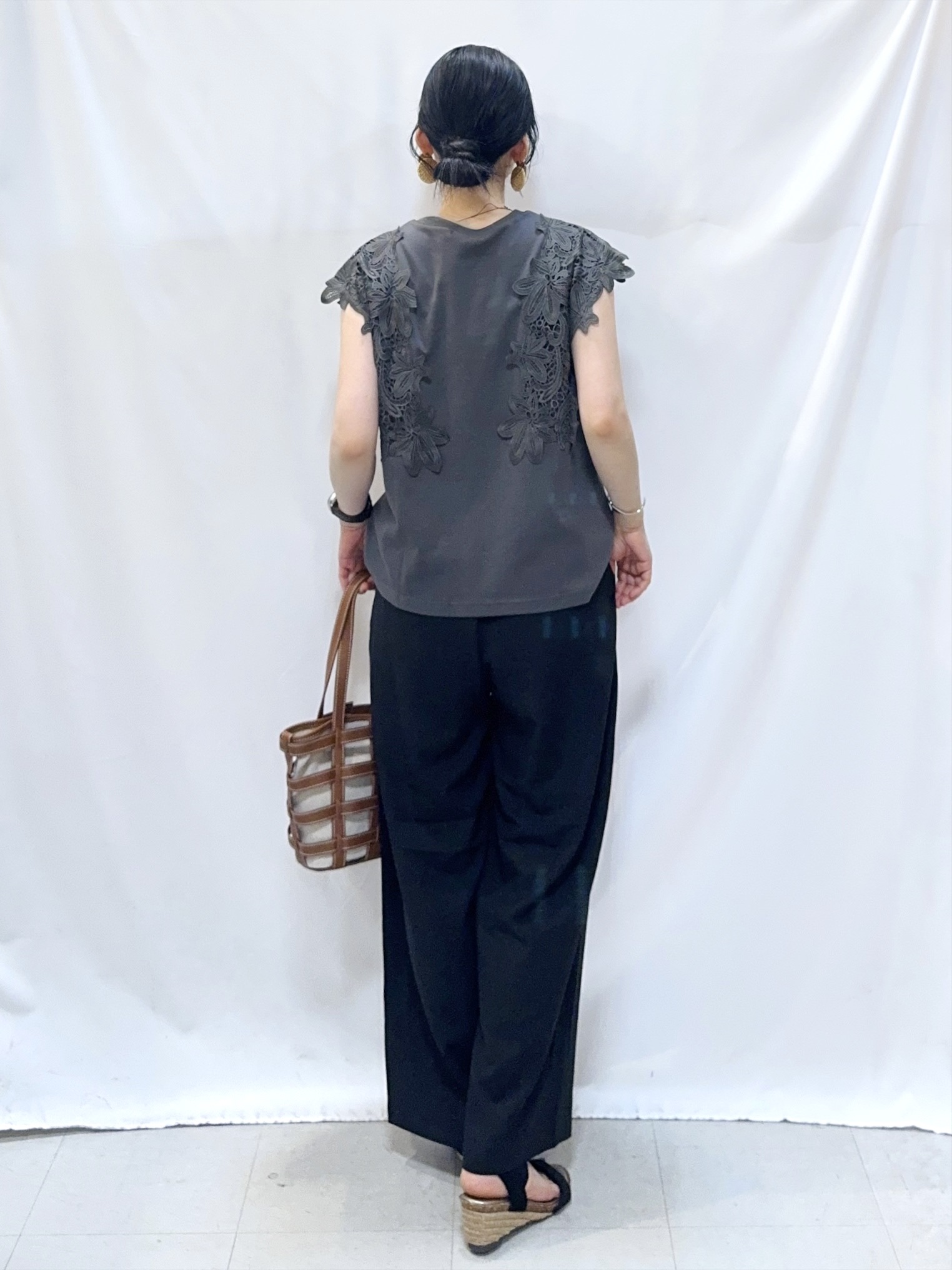 𝐇𝐢𝐫𝐨𝐦𝐢さんの「SHOO･LA･RUE｜【S-LL/洗濯機可】女性らしさ溢れるモチーフレース スムースTシャツ」を使ったコーディネート