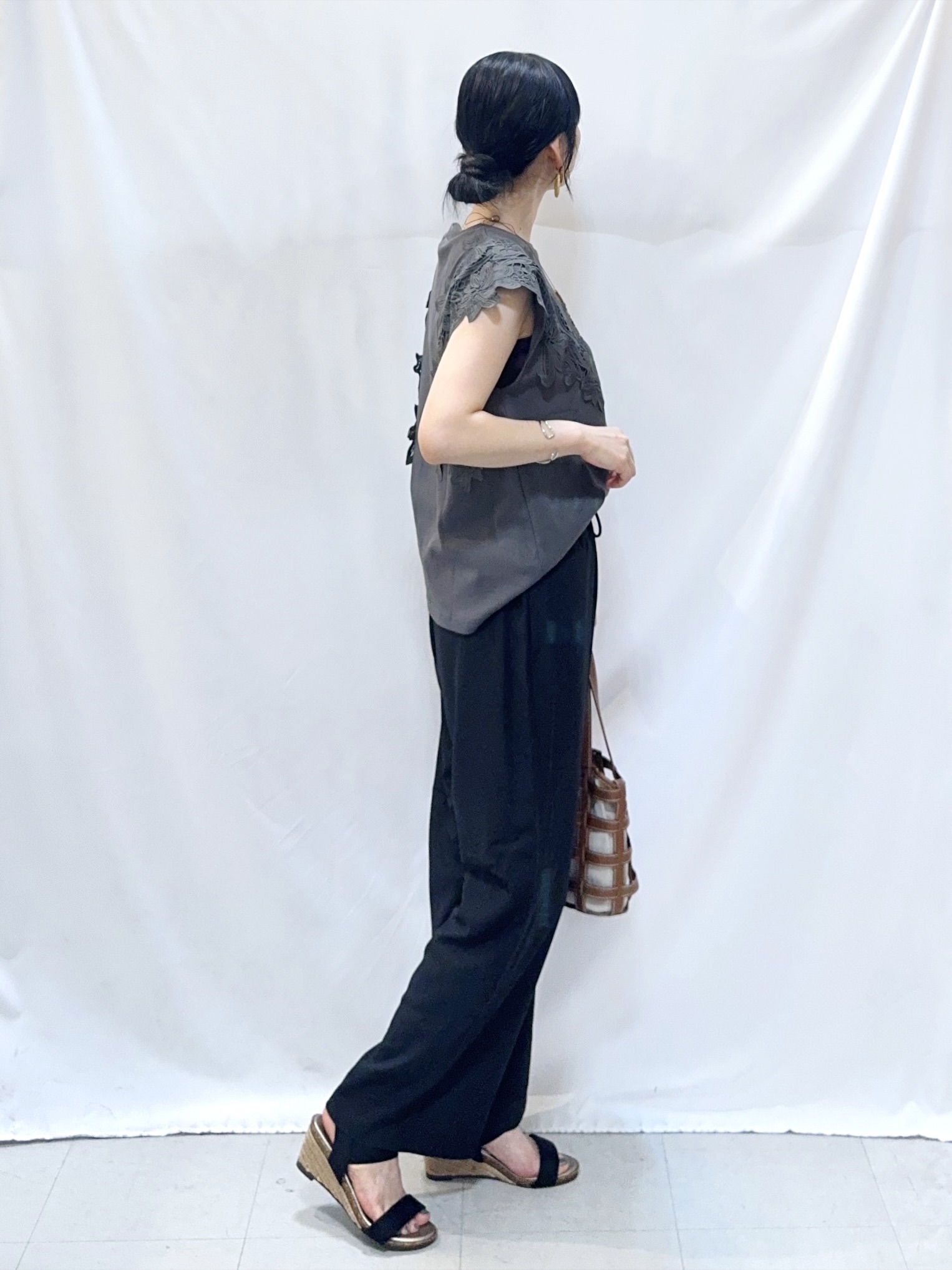 𝐇𝐢𝐫𝐨𝐦𝐢さんの「SHOO･LA･RUE｜【S-LL/洗濯機可】女性らしさ溢れるモチーフレース スムースTシャツ」を使ったコーディネート