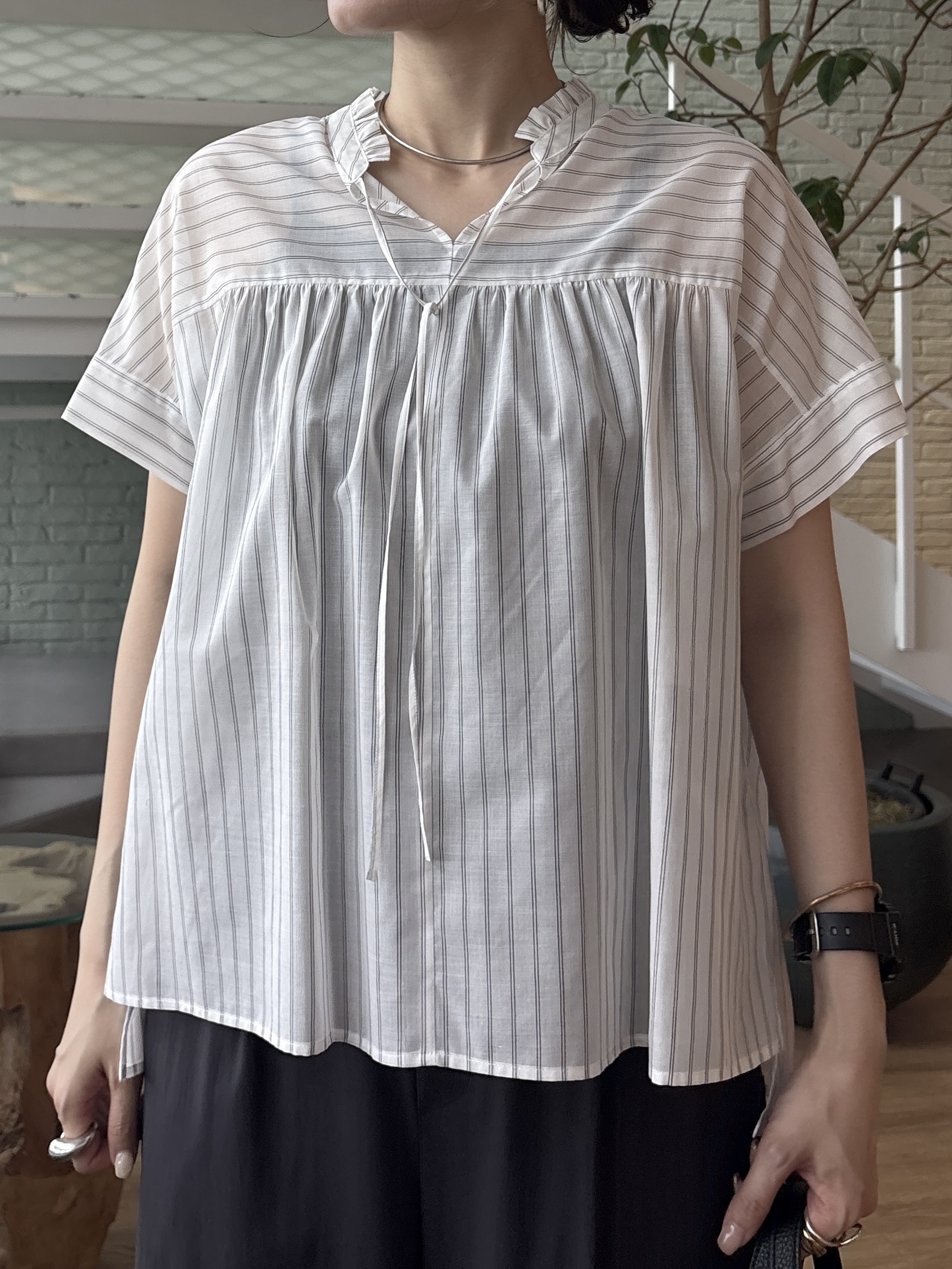 kotakiさんの「INDIVI｜【洗える／軽やか】フリル衿ギャザーブラウス」を使ったコーディネート