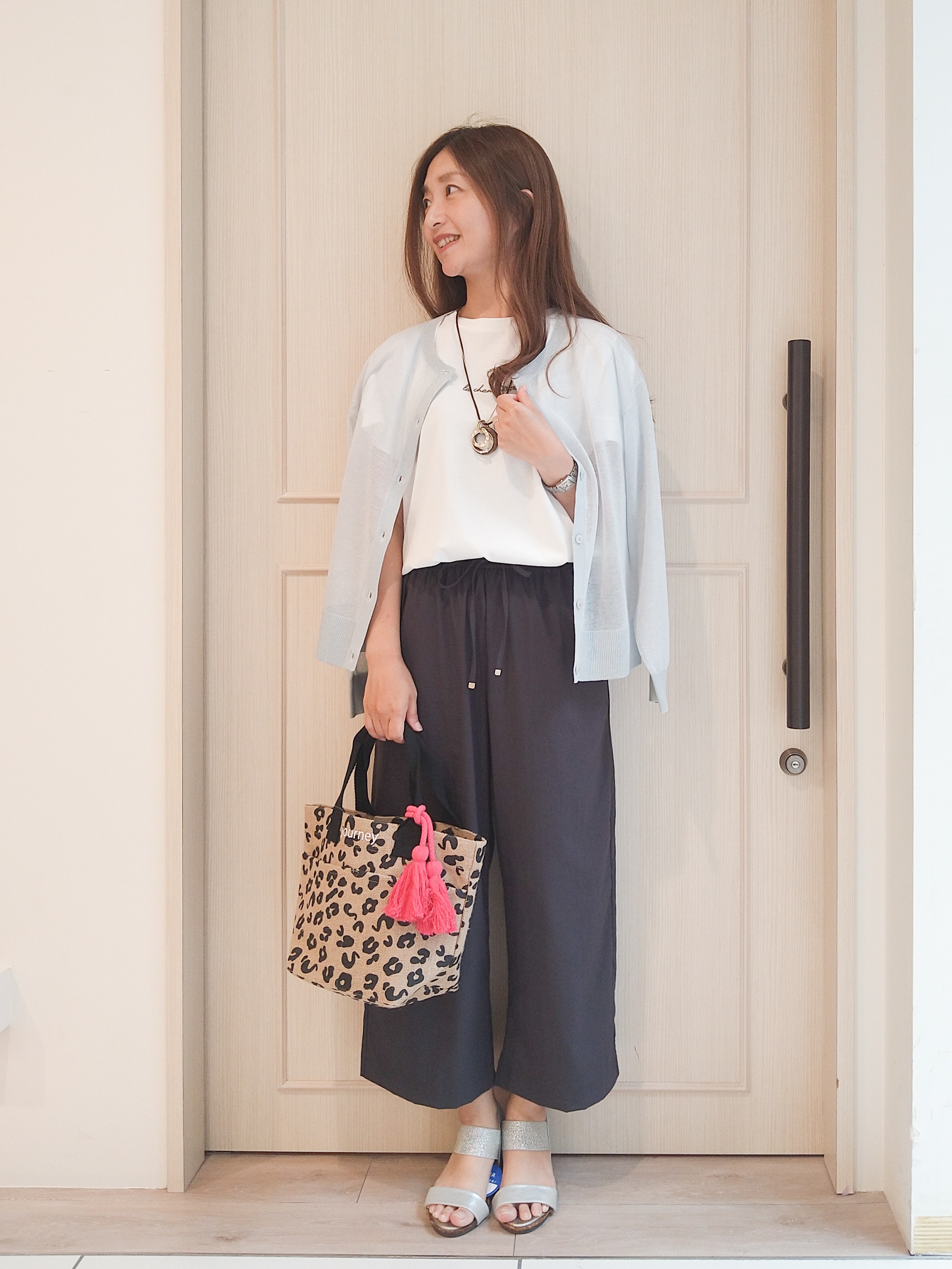 mi-saさんの「SHOO･LA･RUE｜【通気性〇/洗濯機可/S-LL】シアーラメカーディガン」を使ったコーディネート