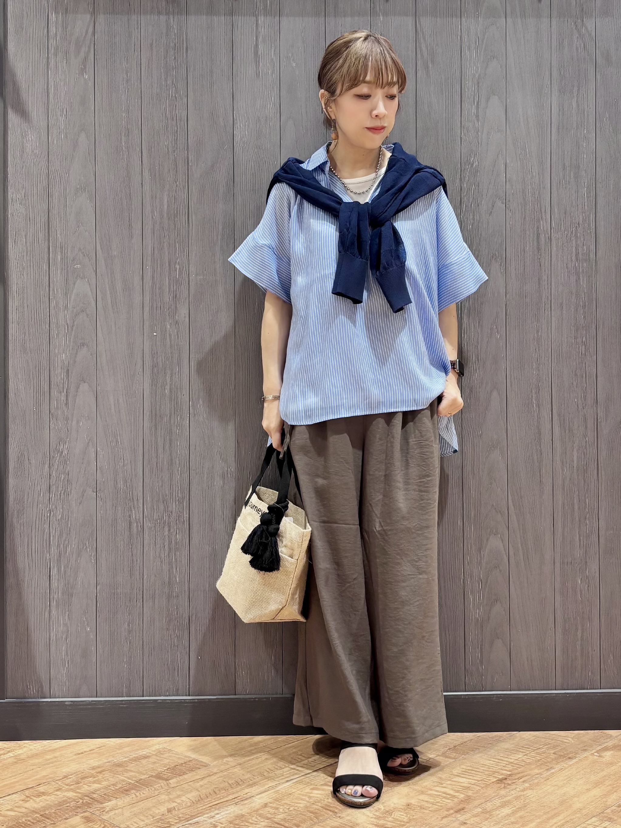 meiさんの「SHOO･LA･RUE｜【2点セット/S-LL/洗濯機可】時短でコーデ決まる スラブスキッパーシャツ＋タンクトップ」を使ったコーディネート