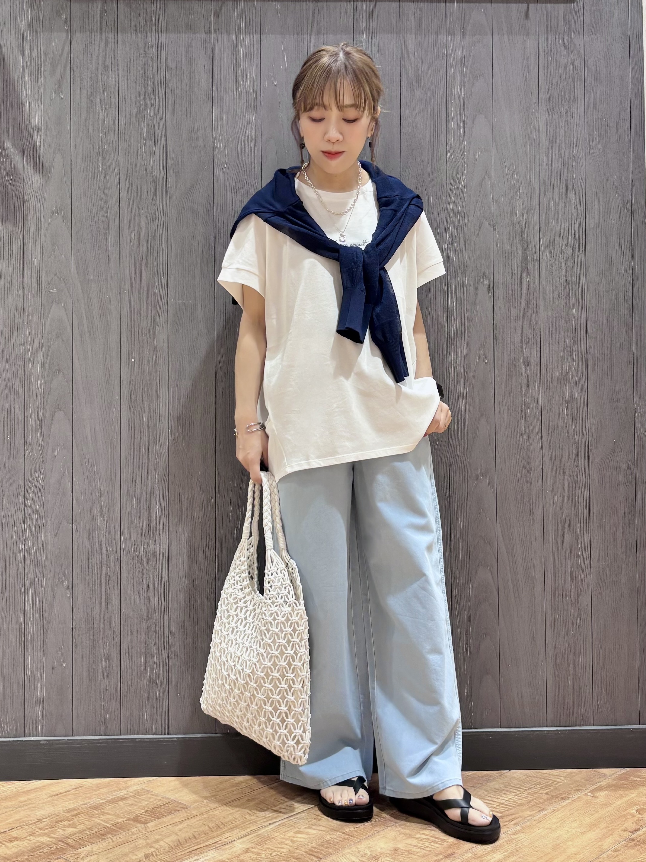 meiさんの「SHOO･LA･RUE｜【汗じみ防止/S-LL/体型カバー/洗濯機可】汗じみが気になりにくい 大人の刺繍ロゴTシャツ」を使ったコーディネート