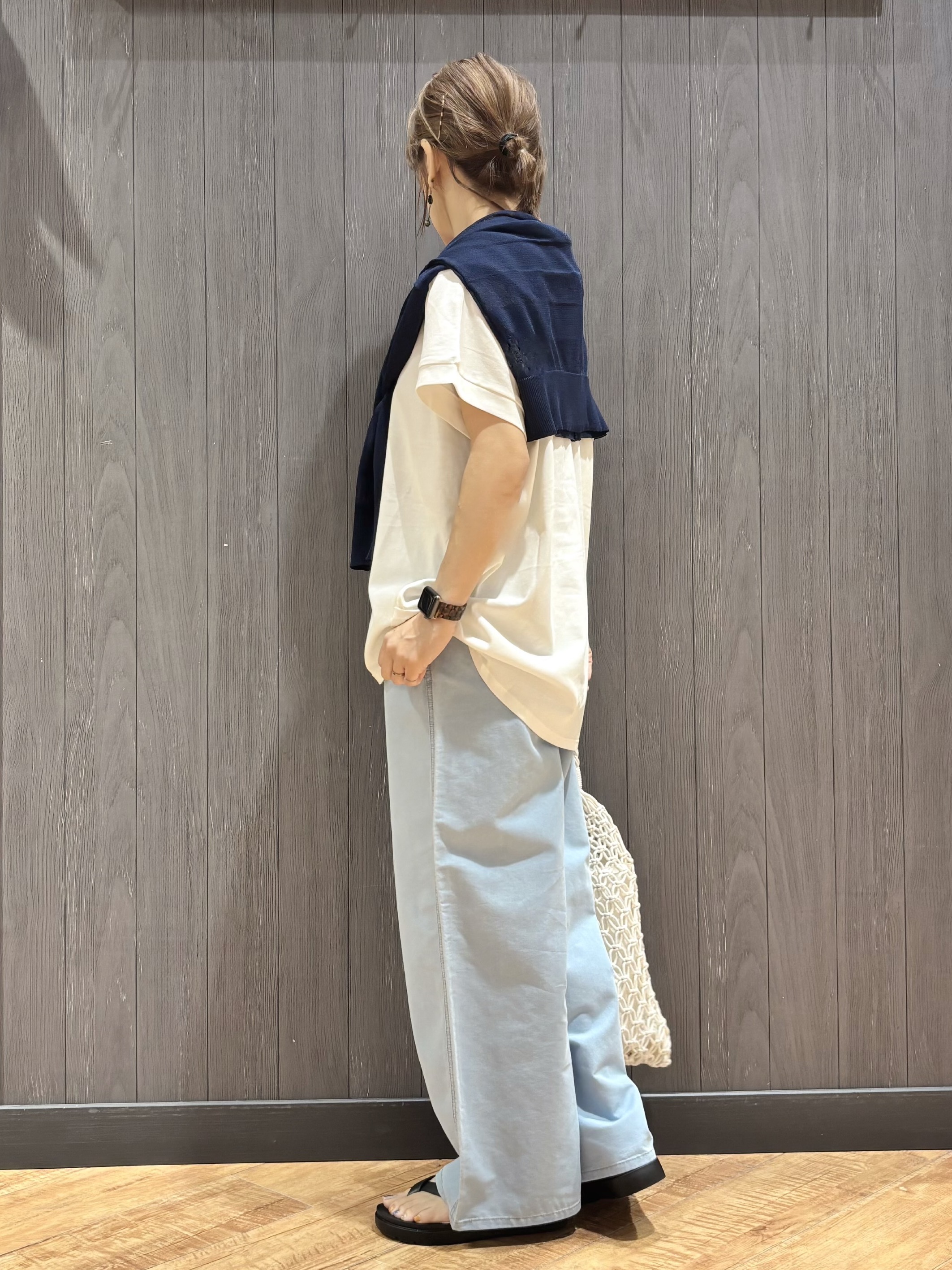 meiさんの「SHOO･LA･RUE｜【汗じみ防止/S-LL/体型カバー/洗濯機可】汗じみが気になりにくい 大人の刺繍ロゴTシャツ」を使ったコーディネート