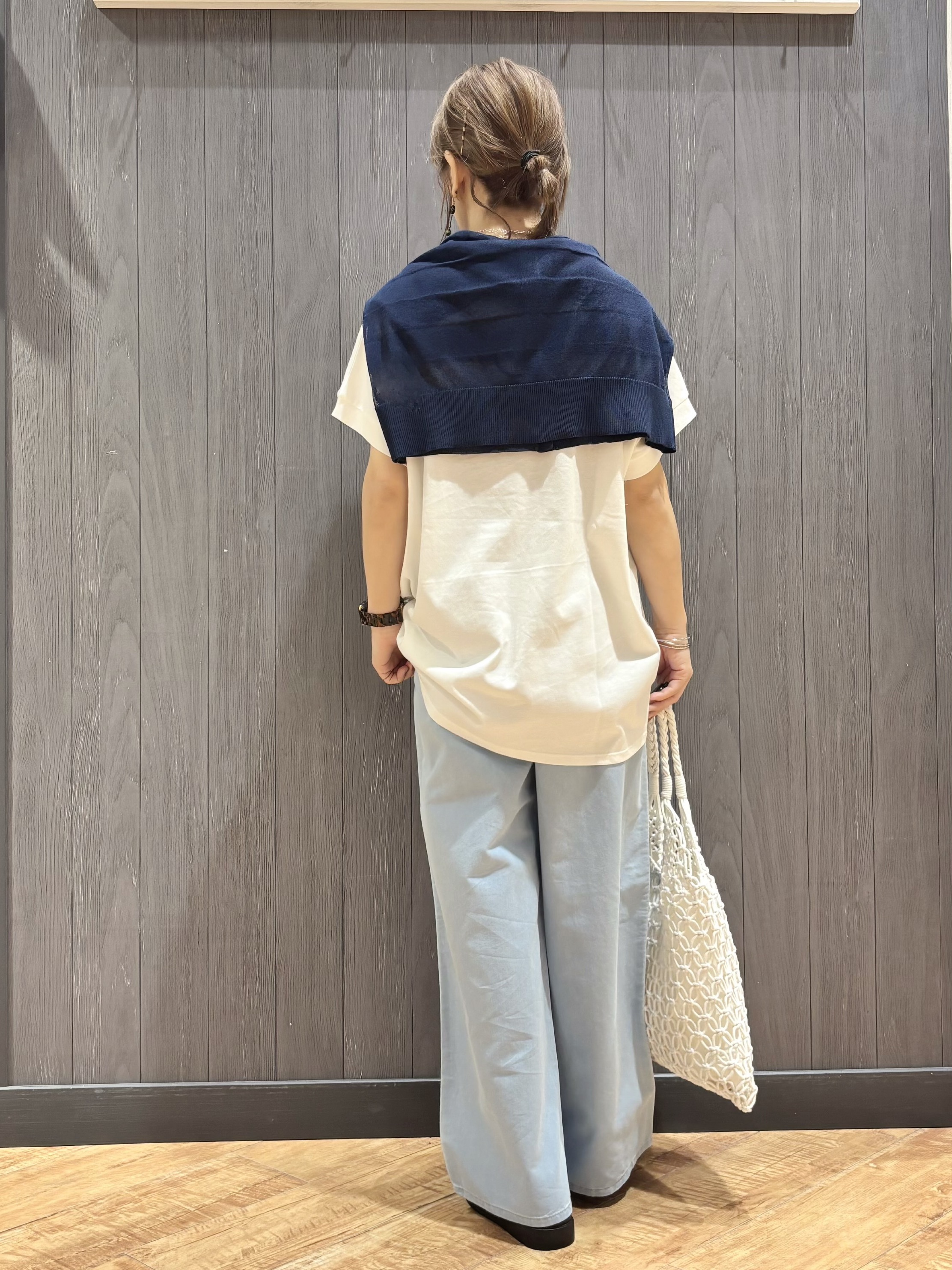 meiさんの「SHOO･LA･RUE｜【汗じみ防止/S-LL/体型カバー/洗濯機可】汗じみが気になりにくい 大人の刺繍ロゴTシャツ」を使ったコーディネート