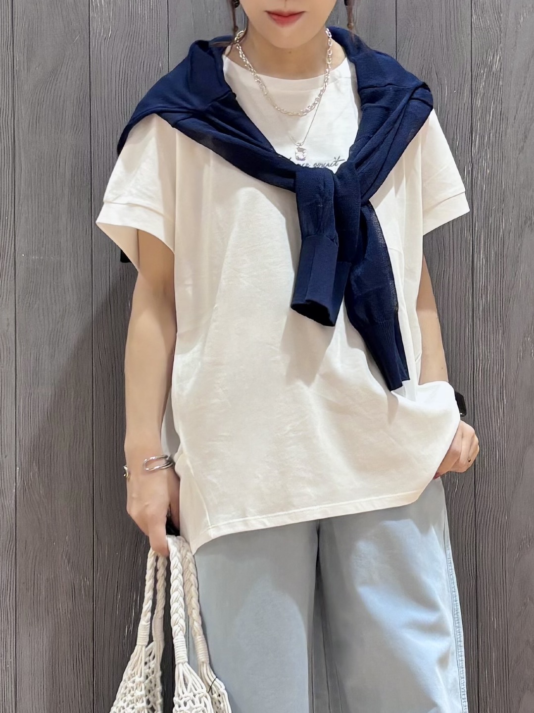meiさんの「SHOO･LA･RUE｜【汗じみ防止/S-LL/体型カバー/洗濯機可】汗じみが気になりにくい 大人の刺繍ロゴTシャツ」を使ったコーディネート