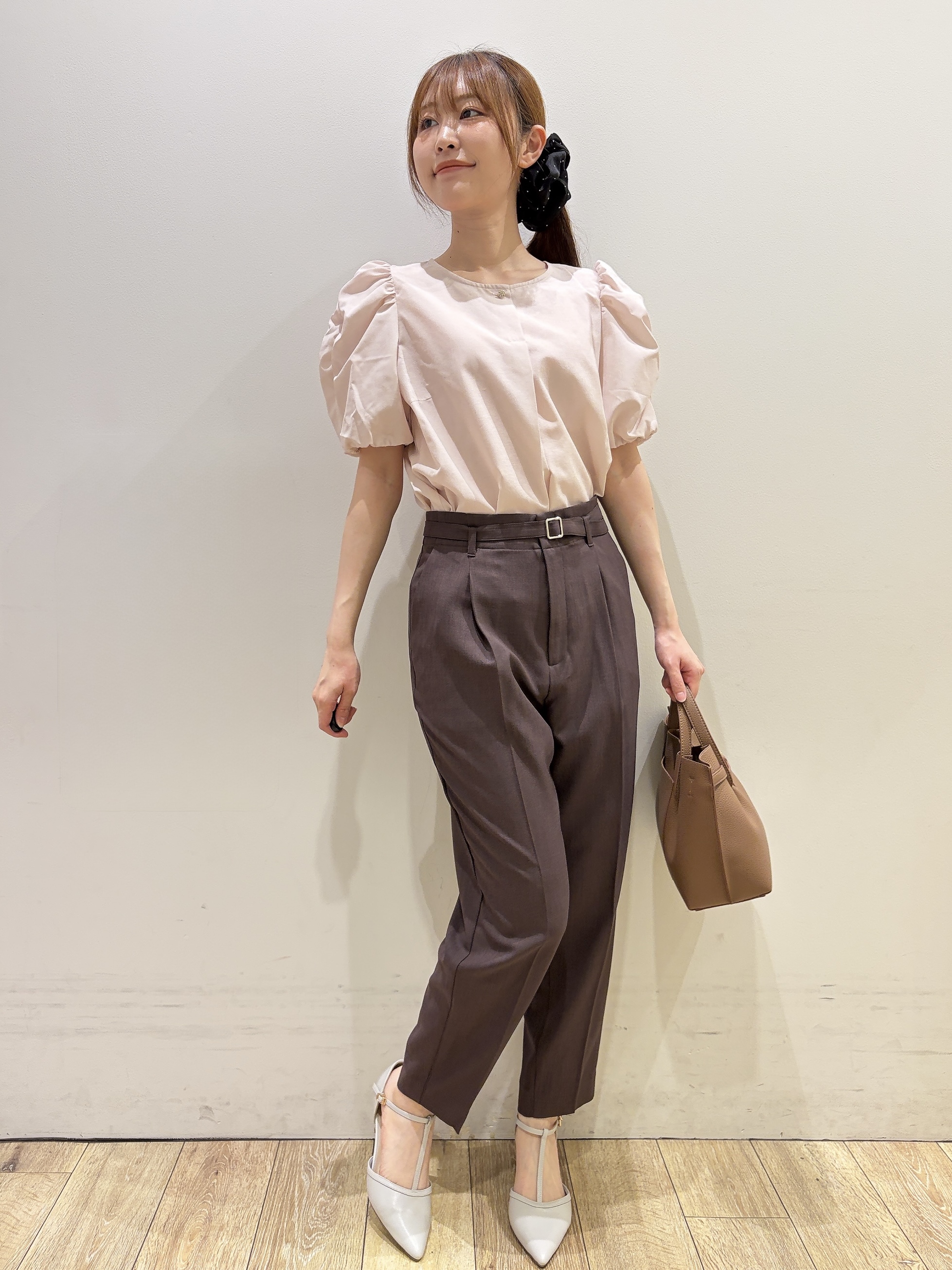 MOMOさんの「index｜【接触冷感／防シワ】シャーリングスリーブブラウス《洗濯機OK》」を使ったコーディネート