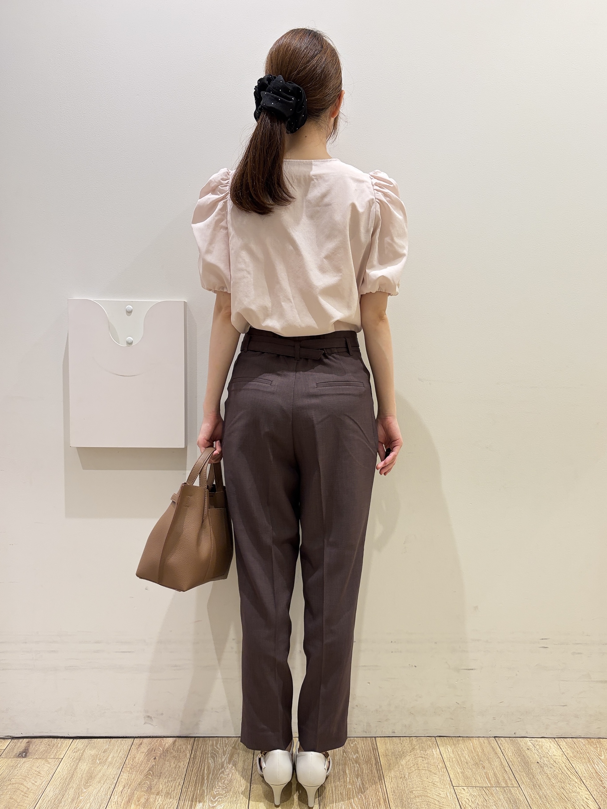 MOMOさんの「index｜【接触冷感／防シワ】シャーリングスリーブブラウス《洗濯機OK》」を使ったコーディネート