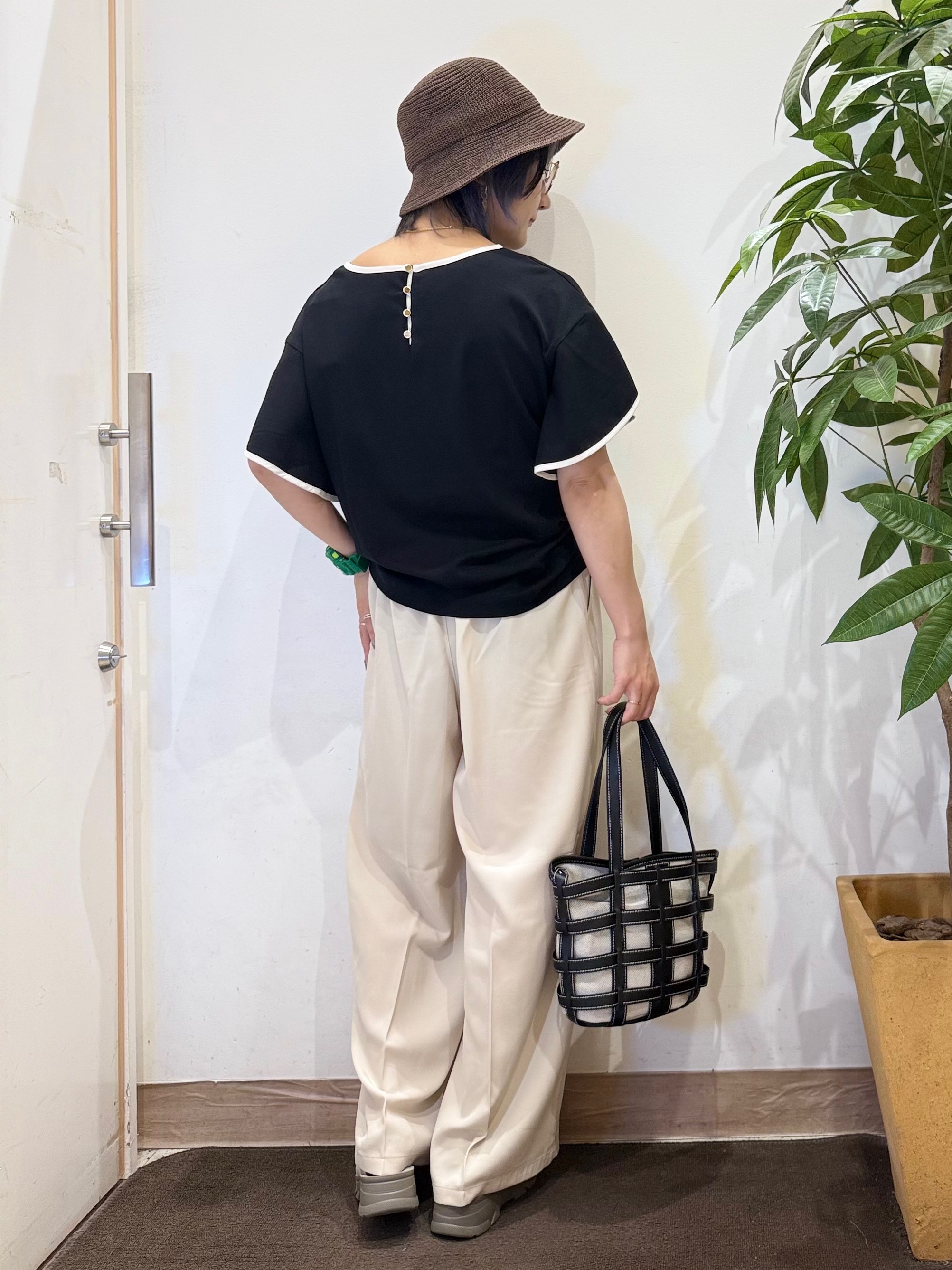 misakiさんの「SHOO･LA･RUE｜【洗濯機可/S-LL】配色パイピング フレアスリーブトップス」を使ったコーディネート