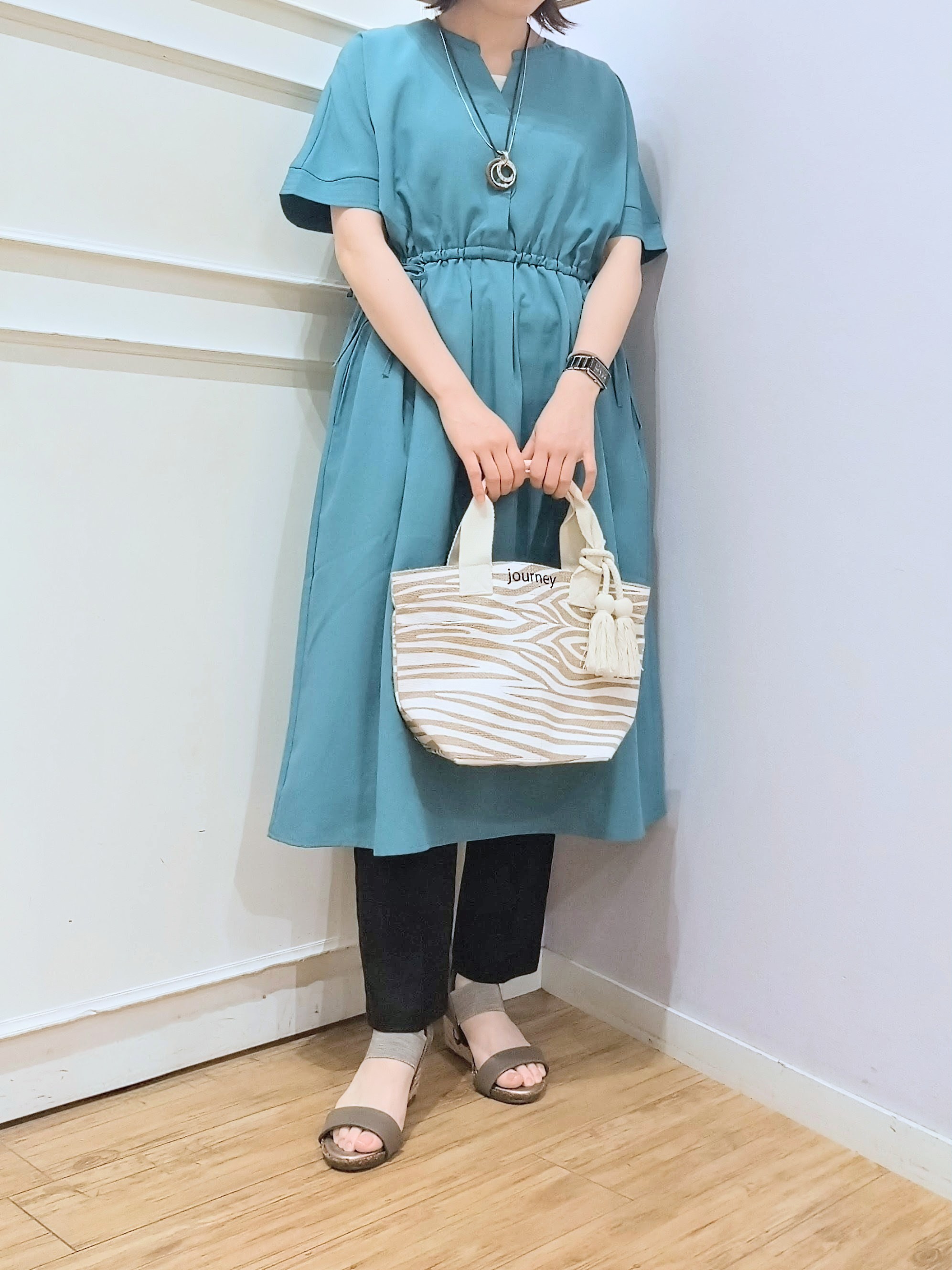 miomioさんの「SHOO･LA･RUE｜【洗濯機可/体型カバー】ウエストシャーリングで女性らしく 麻調スキッパーサイドリボンワンピース」を使ったコーディネート