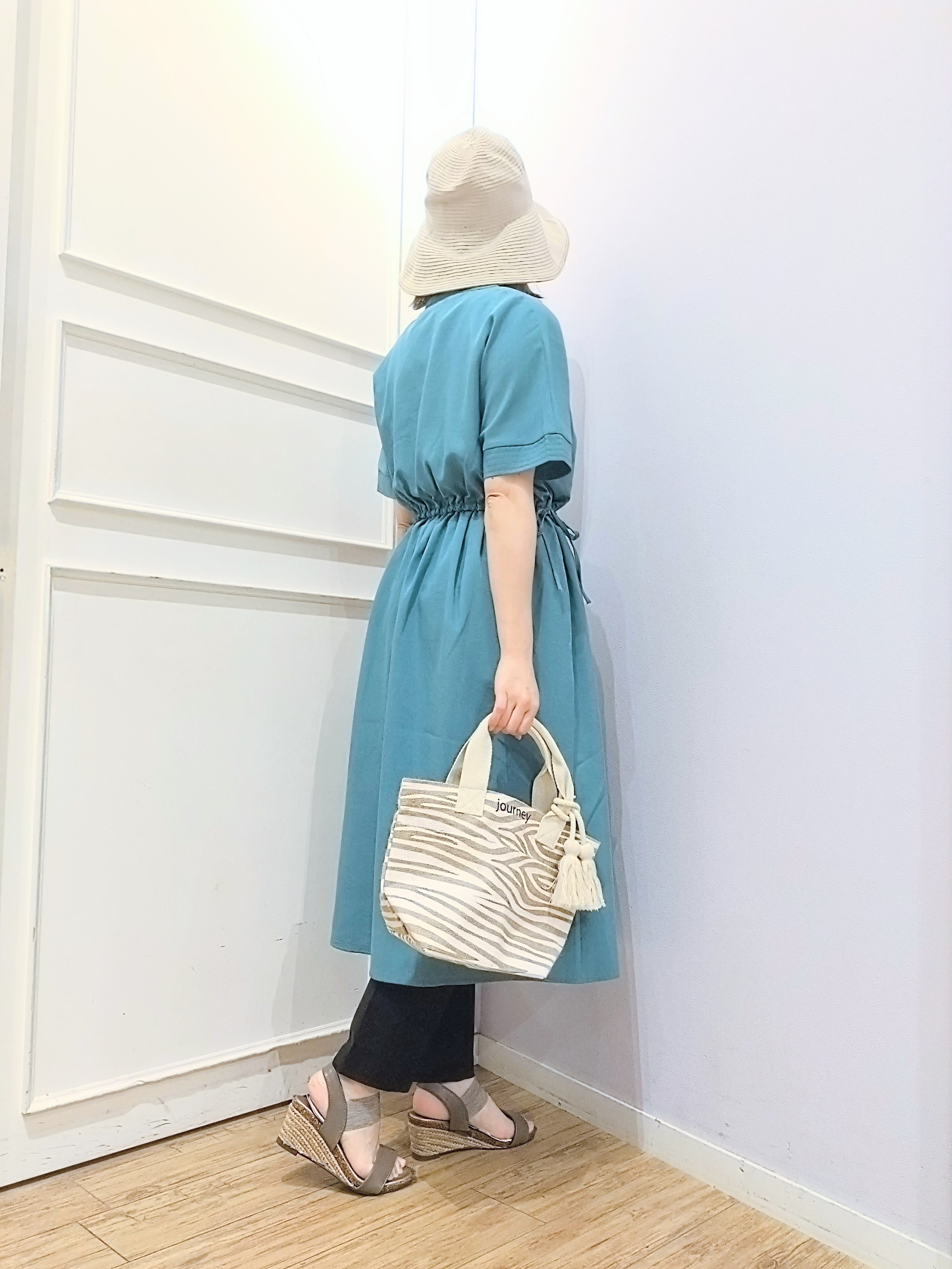 miomioさんの「SHOO･LA･RUE｜【洗濯機可/体型カバー】ウエストシャーリングで女性らしく 麻調スキッパーサイドリボンワンピース」を使ったコーディネート