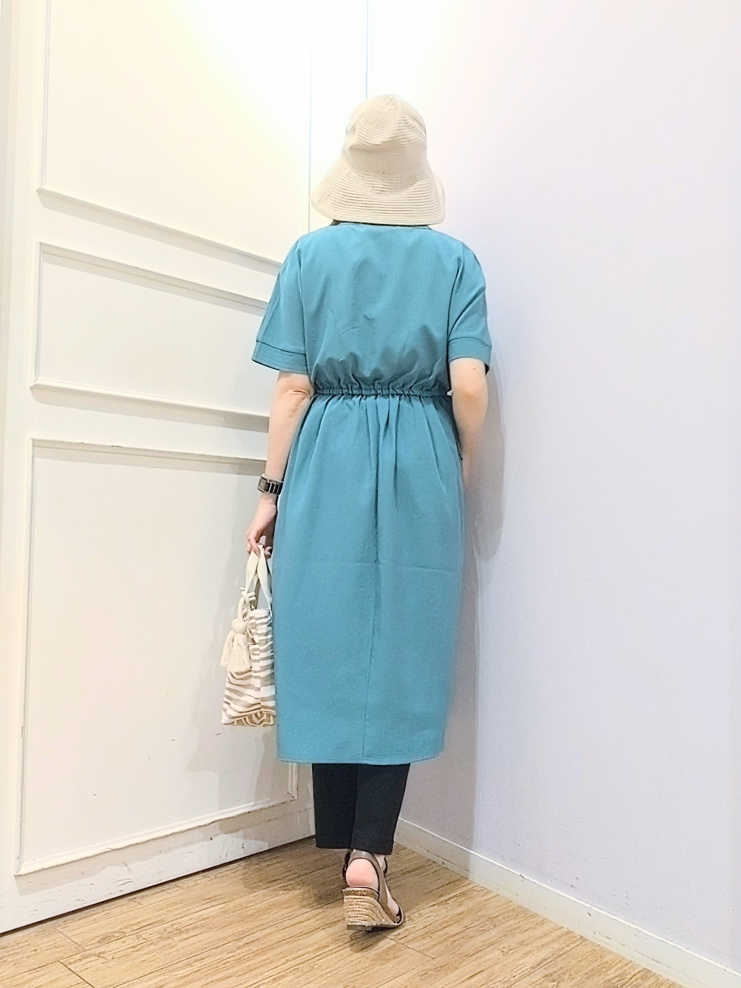miomioさんの「SHOO･LA･RUE｜【洗濯機可/体型カバー】ウエストシャーリングで女性らしく 麻調スキッパーサイドリボンワンピース」を使ったコーディネート