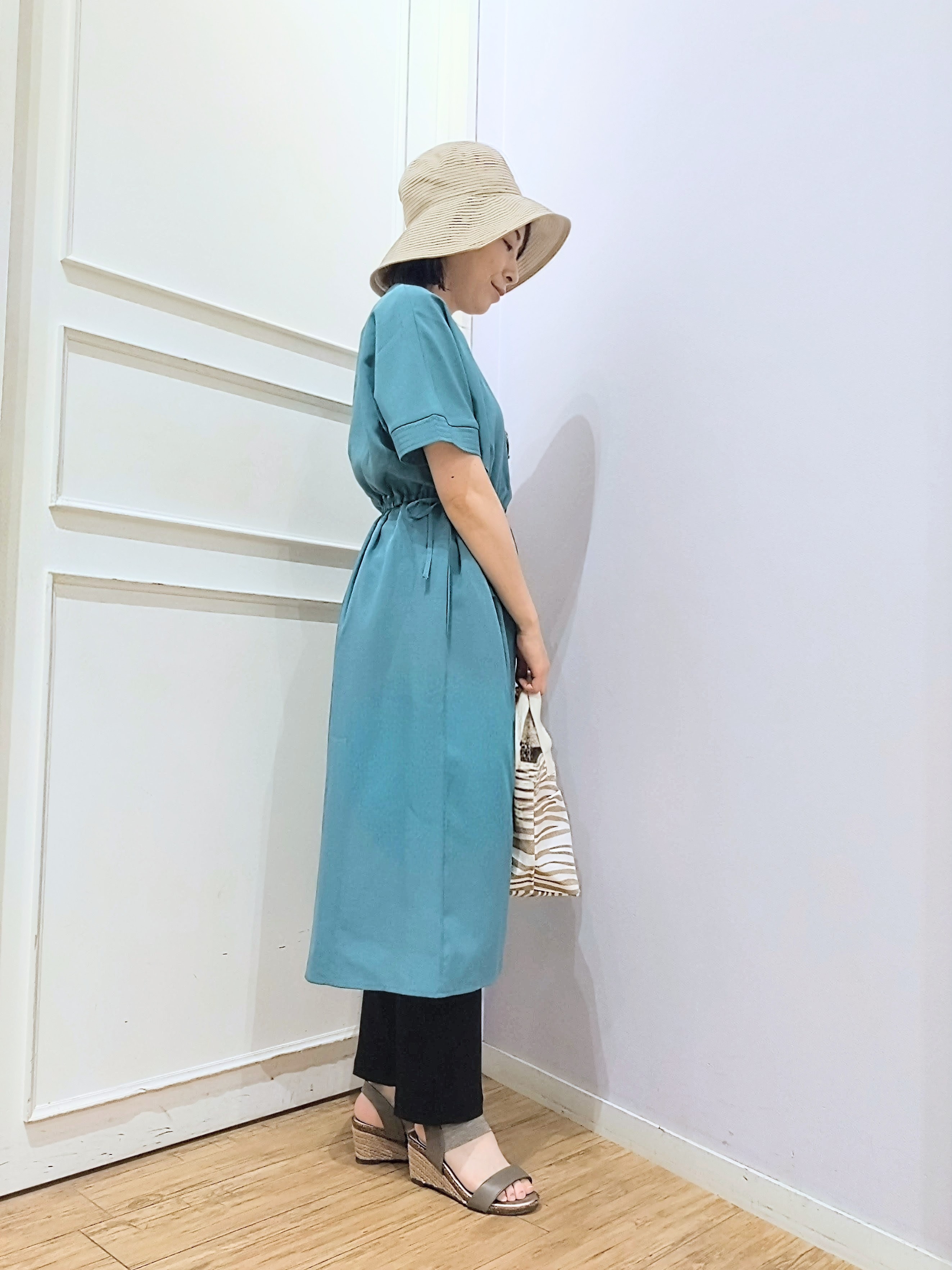 miomioさんの「SHOO･LA･RUE｜【洗濯機可/体型カバー】ウエストシャーリングで女性らしく 麻調スキッパーサイドリボンワンピース」を使ったコーディネート