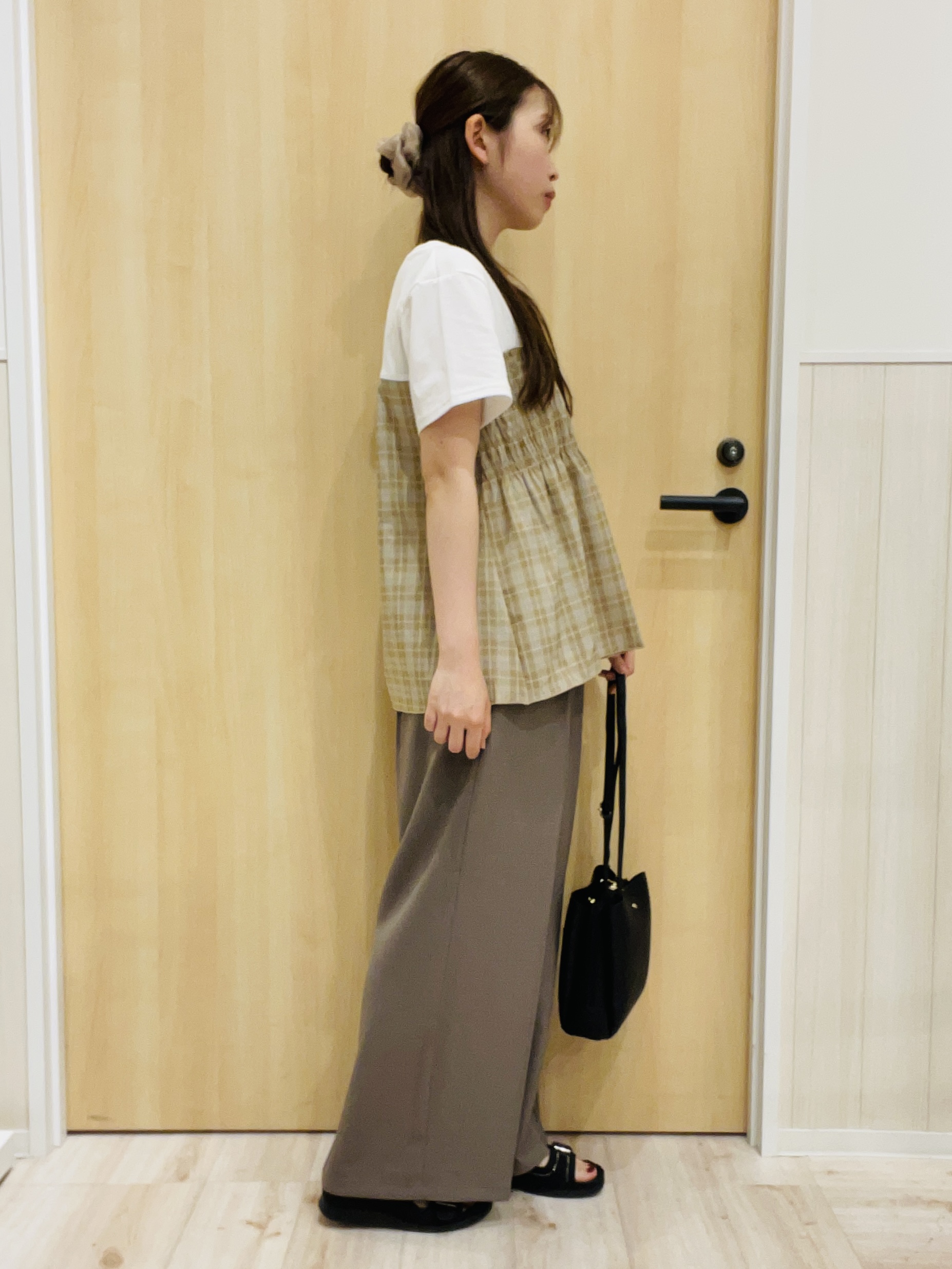 minamiさんの「SHOO･LA･RUE｜【S-LL/洗濯機可/体型カバー】インせずサマ見え ビスチェ風異素材ドッキングTシャツ」を使ったコーディネート