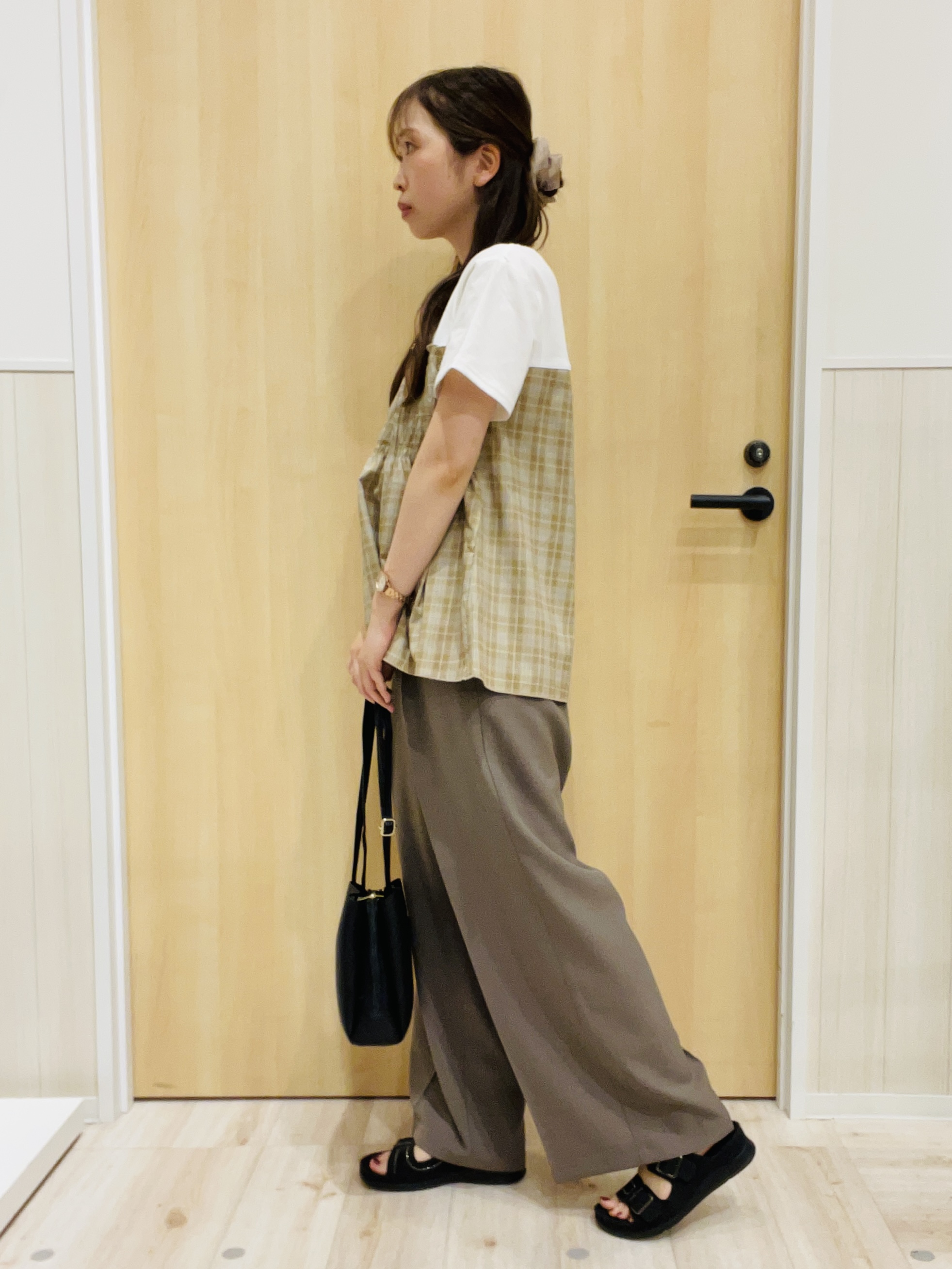 minamiさんの「SHOO･LA･RUE｜【S-LL/洗濯機可/体型カバー】インせずサマ見え ビスチェ風異素材ドッキングTシャツ」を使ったコーディネート