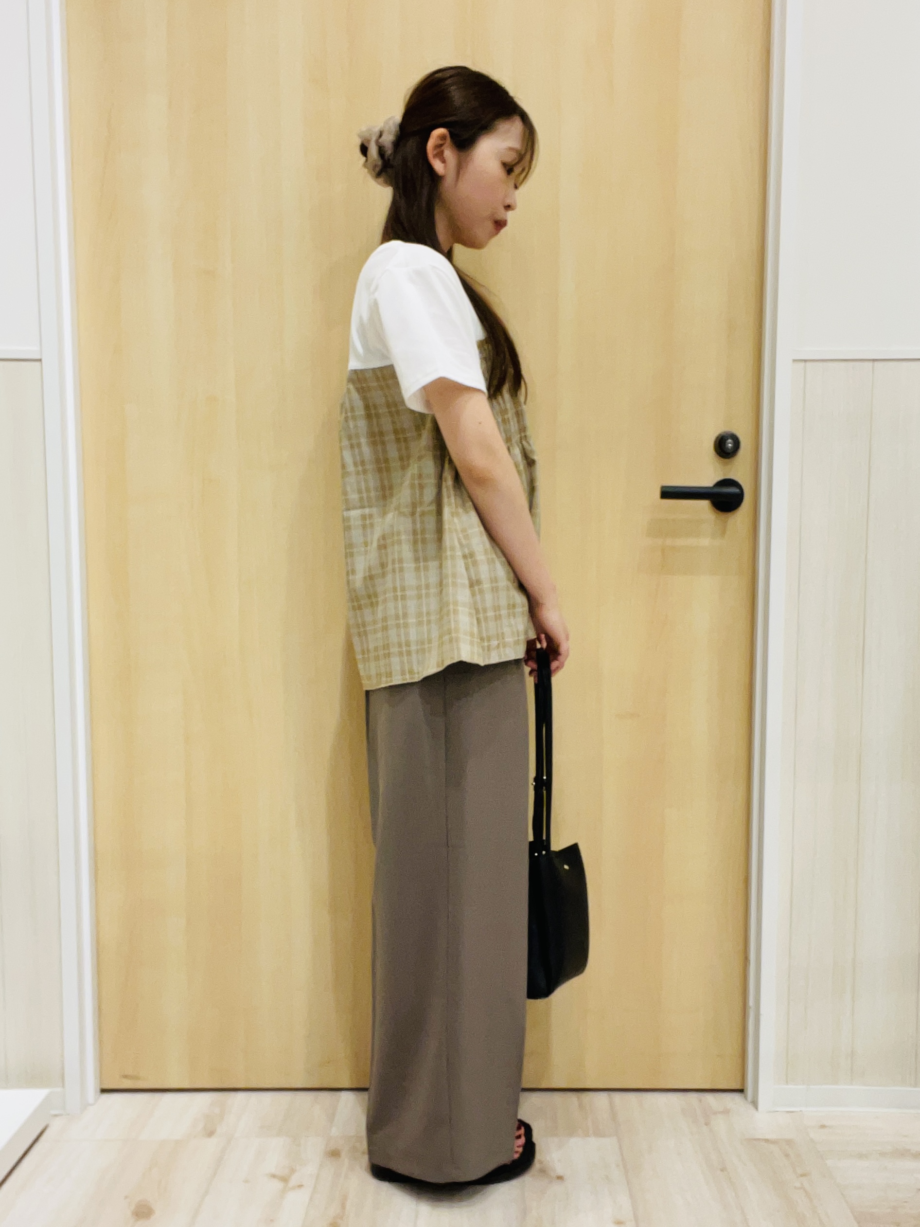 minamiさんの「SHOO･LA･RUE｜【S-LL/洗濯機可/体型カバー】インせずサマ見え ビスチェ風異素材ドッキングTシャツ」を使ったコーディネート