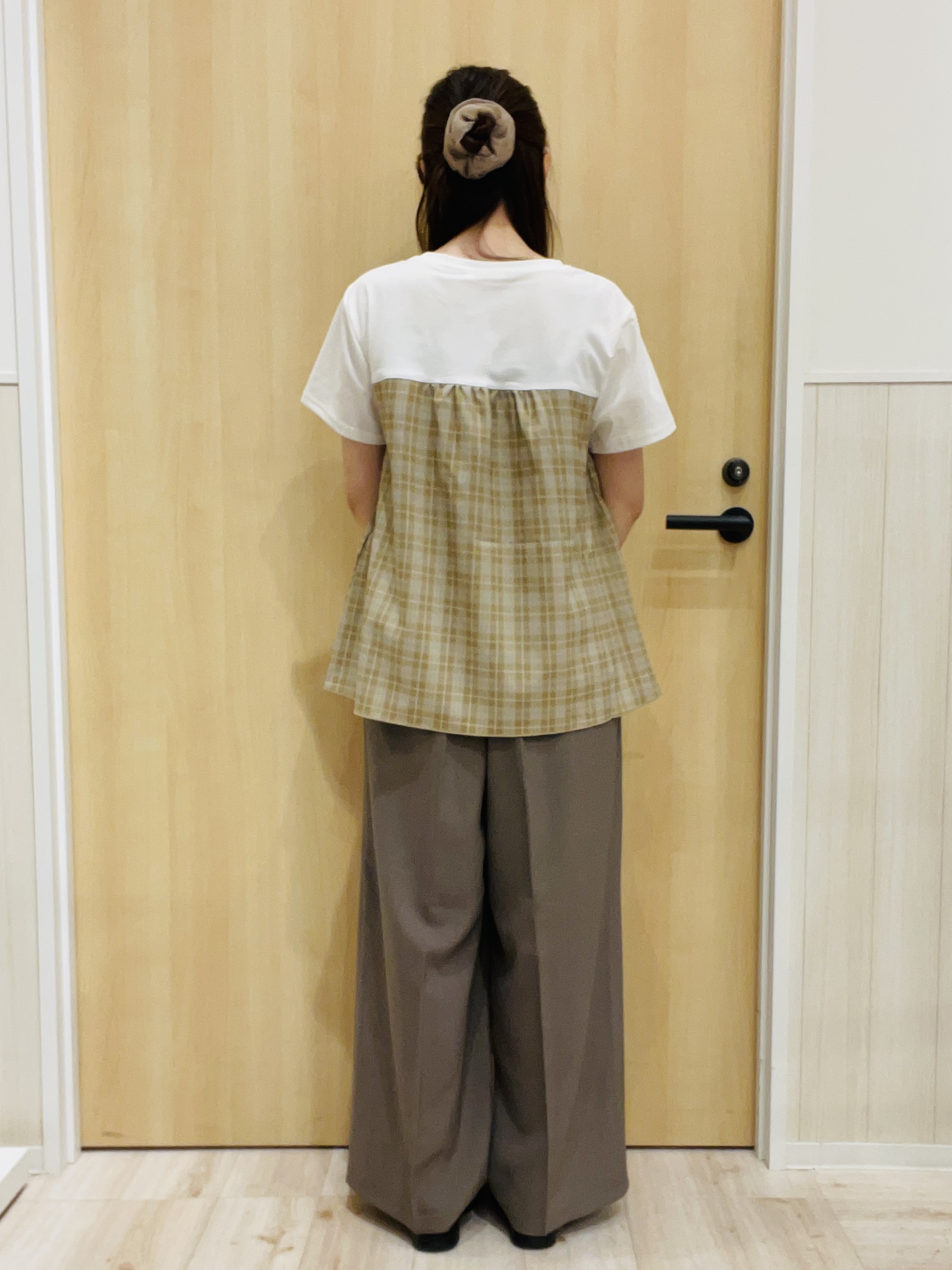 minamiさんの「SHOO･LA･RUE｜【S-LL/洗濯機可/体型カバー】インせずサマ見え ビスチェ風異素材ドッキングTシャツ」を使ったコーディネート