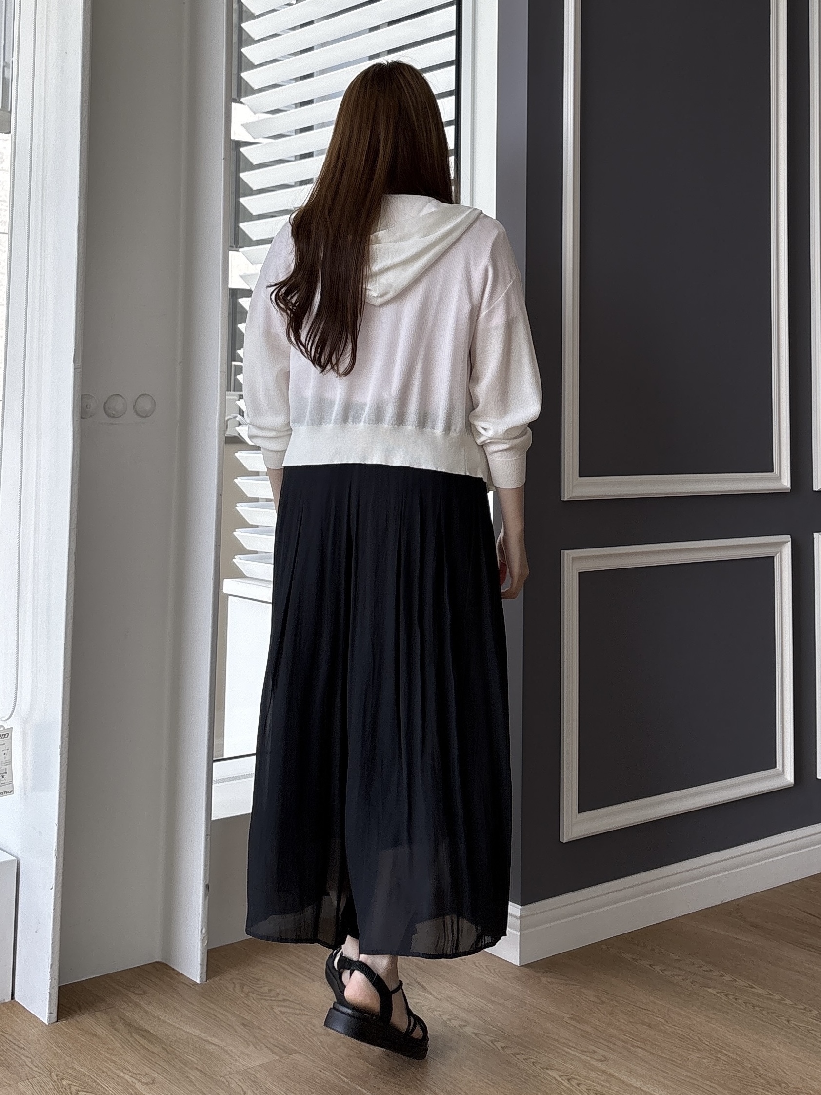 sayaさんの「grove｜【洗濯機OK・UVカット】大人の抜け感、シアーニットフードパーカ」を使ったコーディネート