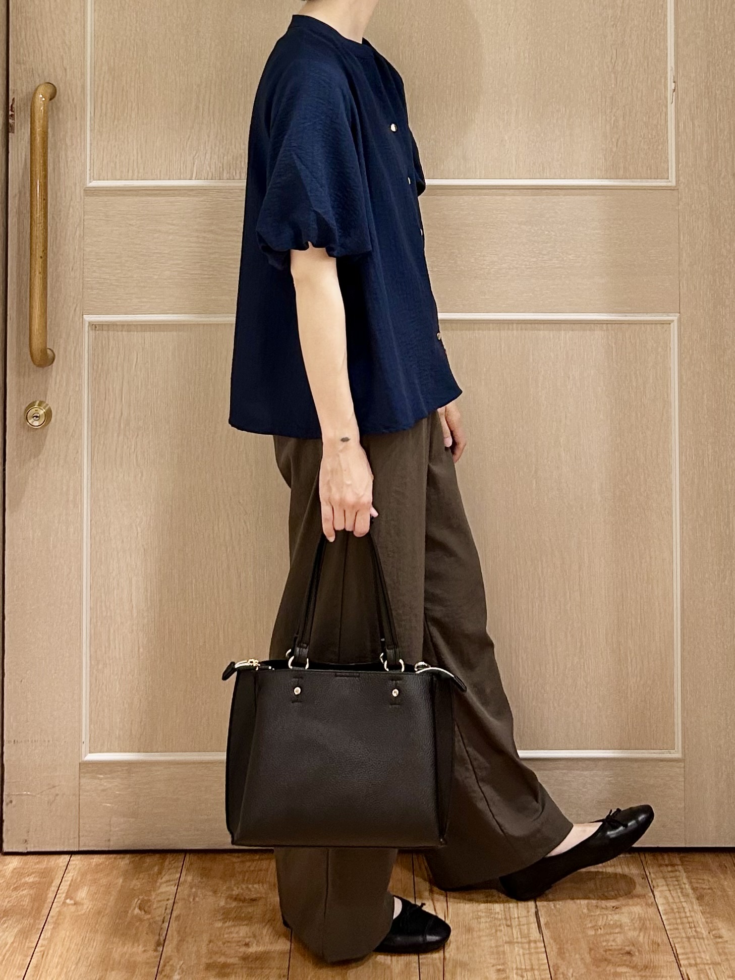 ちぐささんの「SHOO･LA･RUE｜【洗濯機可】バルーンスリーブで二の腕カバー キーネック5分袖ブラウス」を使ったコーディネート