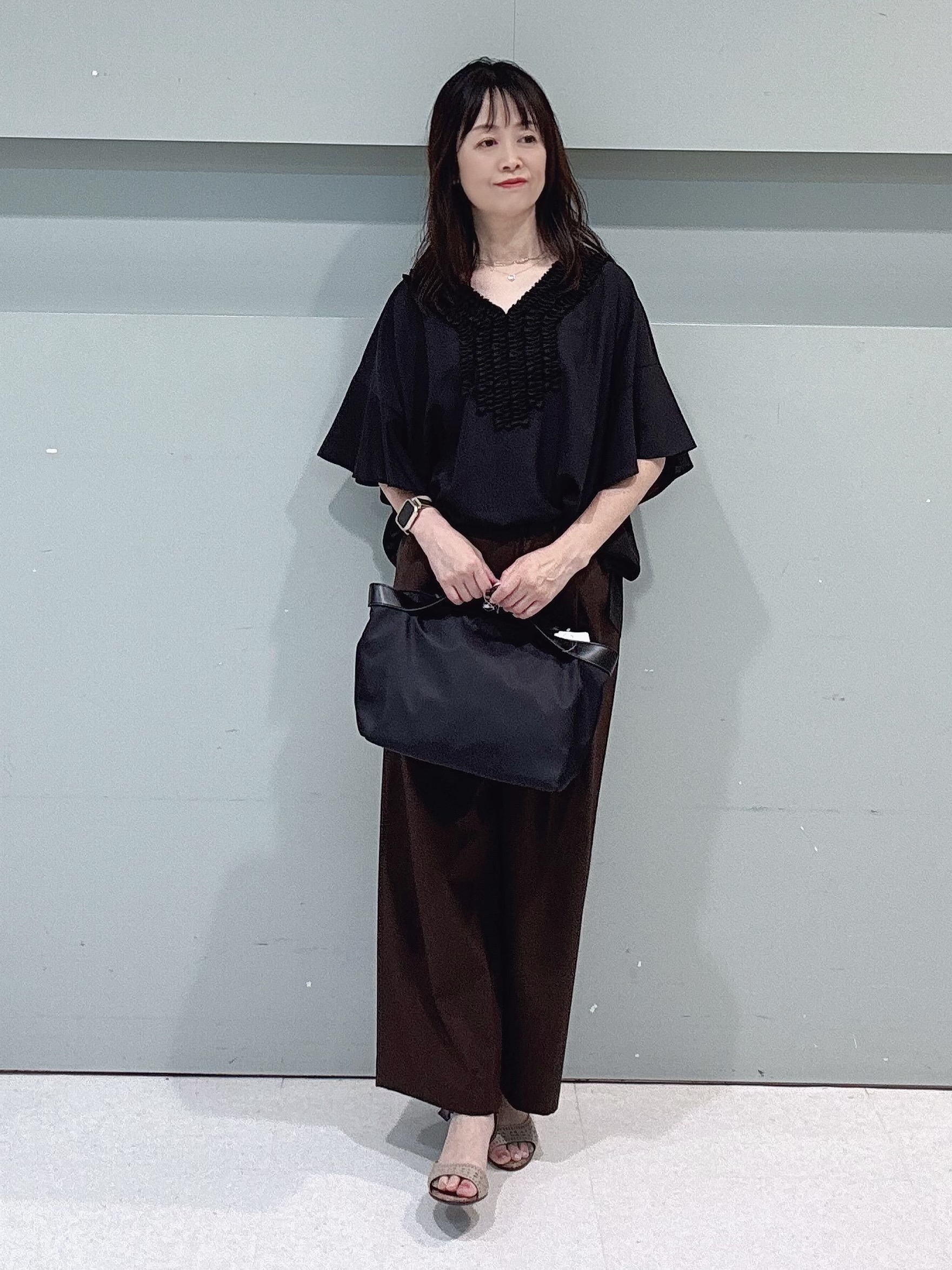 makiさんの「UNTITLED｜【接触冷感/通気性/洗える】Vネックフリルブラウス」を使ったコーディネート