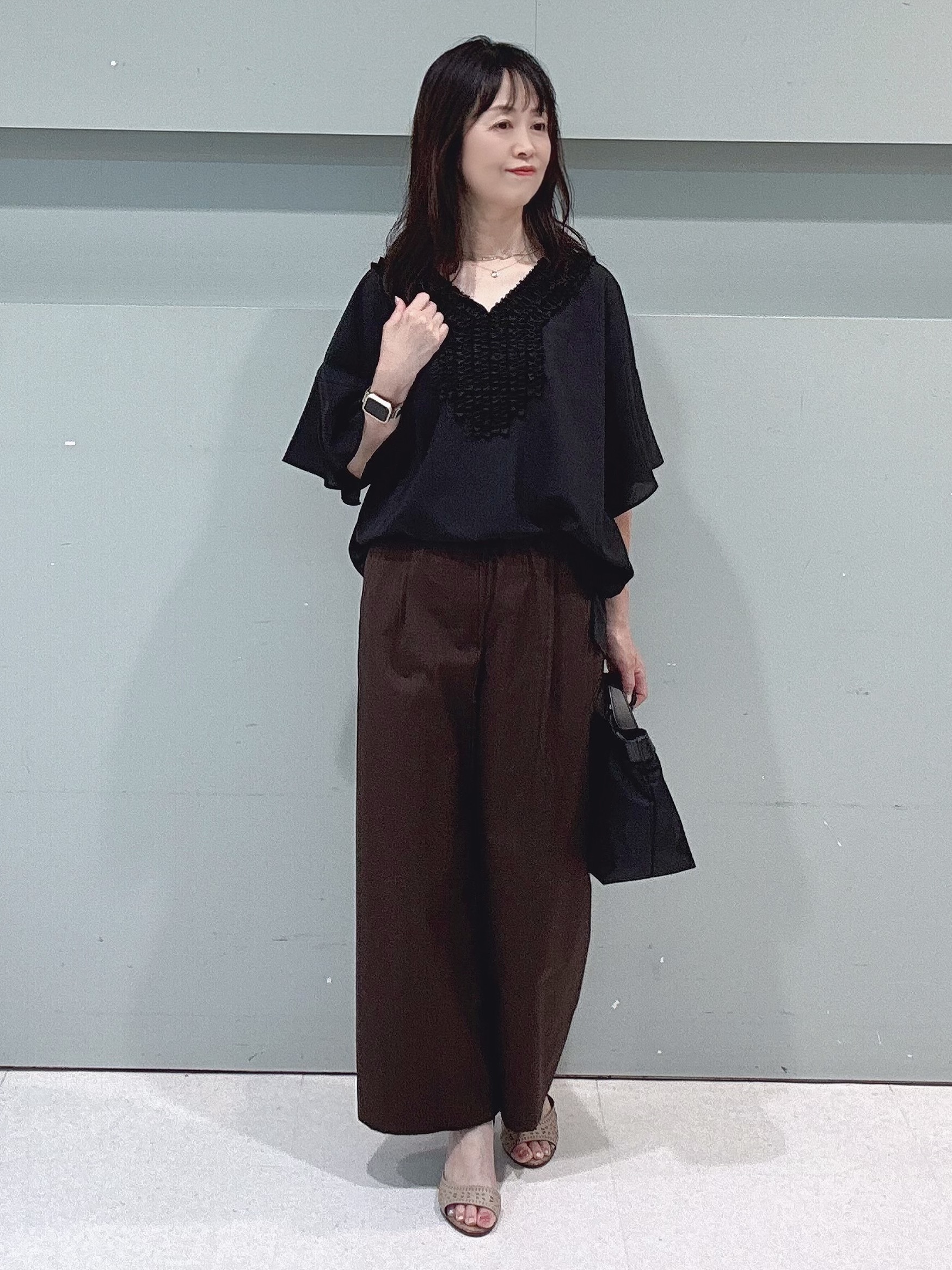makiさんの「UNTITLED｜【接触冷感/通気性/洗える】Vネックフリルブラウス」を使ったコーディネート