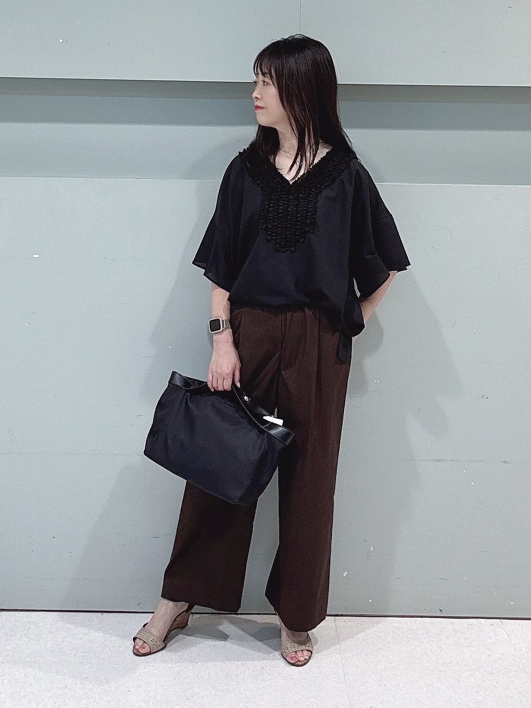 makiさんの「UNTITLED｜【接触冷感/通気性/洗える】Vネックフリルブラウス」を使ったコーディネート