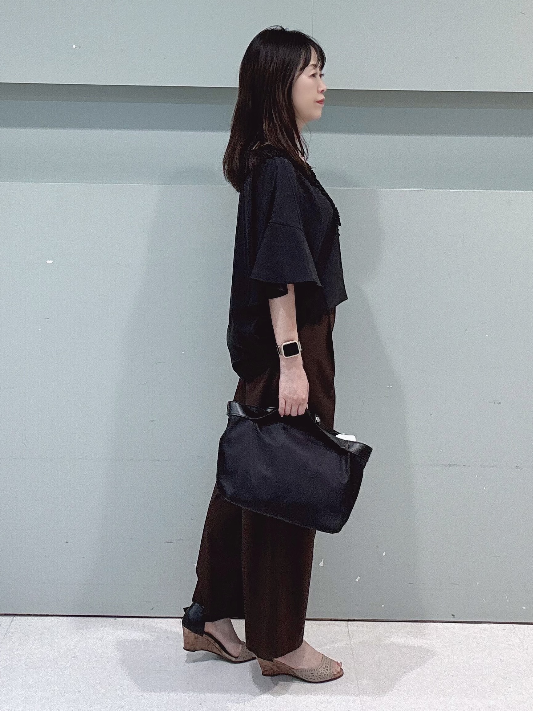 makiさんの「UNTITLED｜【接触冷感/通気性/洗える】Vネックフリルブラウス」を使ったコーディネート
