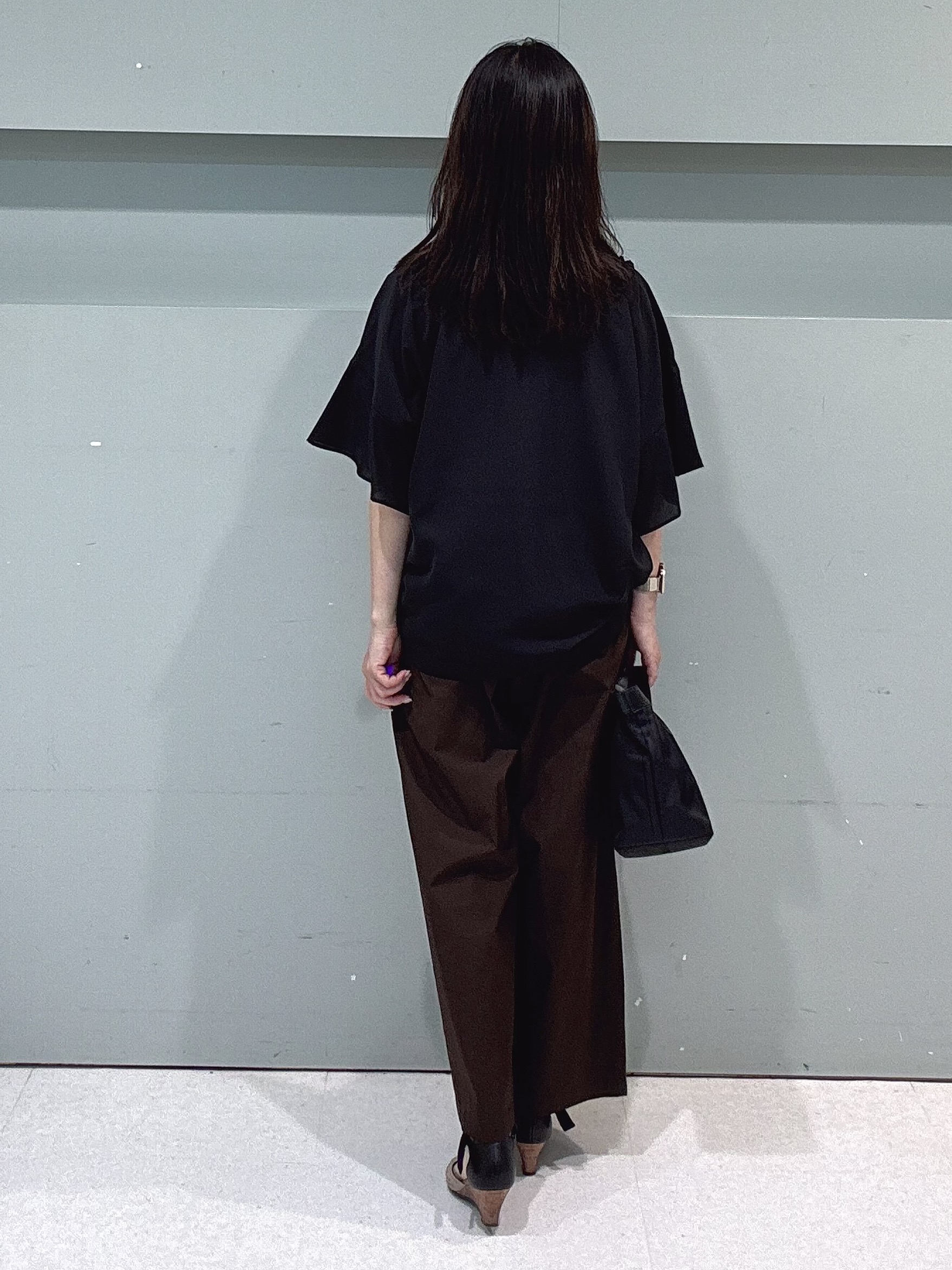 makiさんの「UNTITLED｜【接触冷感/通気性/洗える】Vネックフリルブラウス」を使ったコーディネート