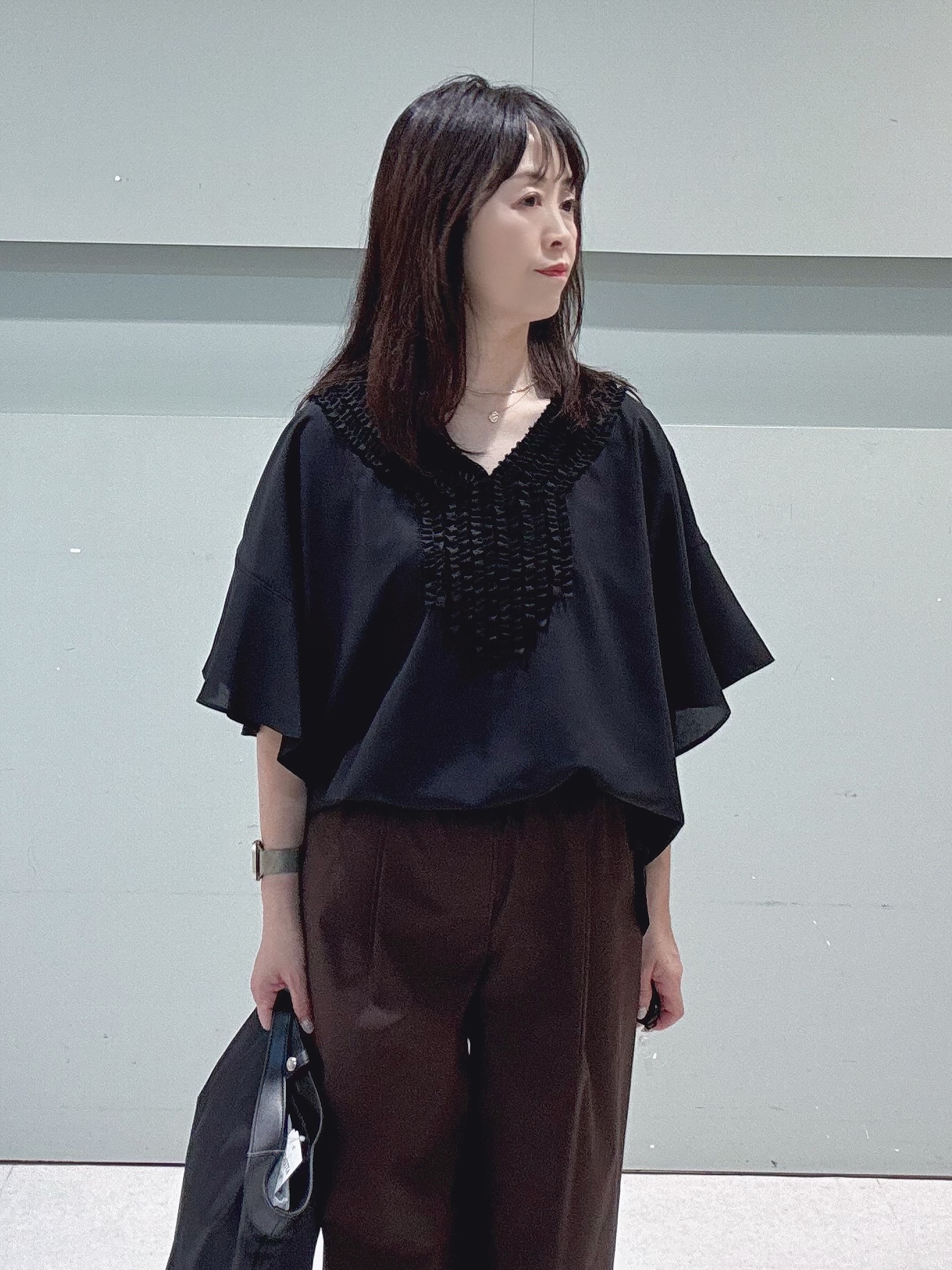 makiさんの「UNTITLED｜【接触冷感/通気性/洗える】Vネックフリルブラウス」を使ったコーディネート