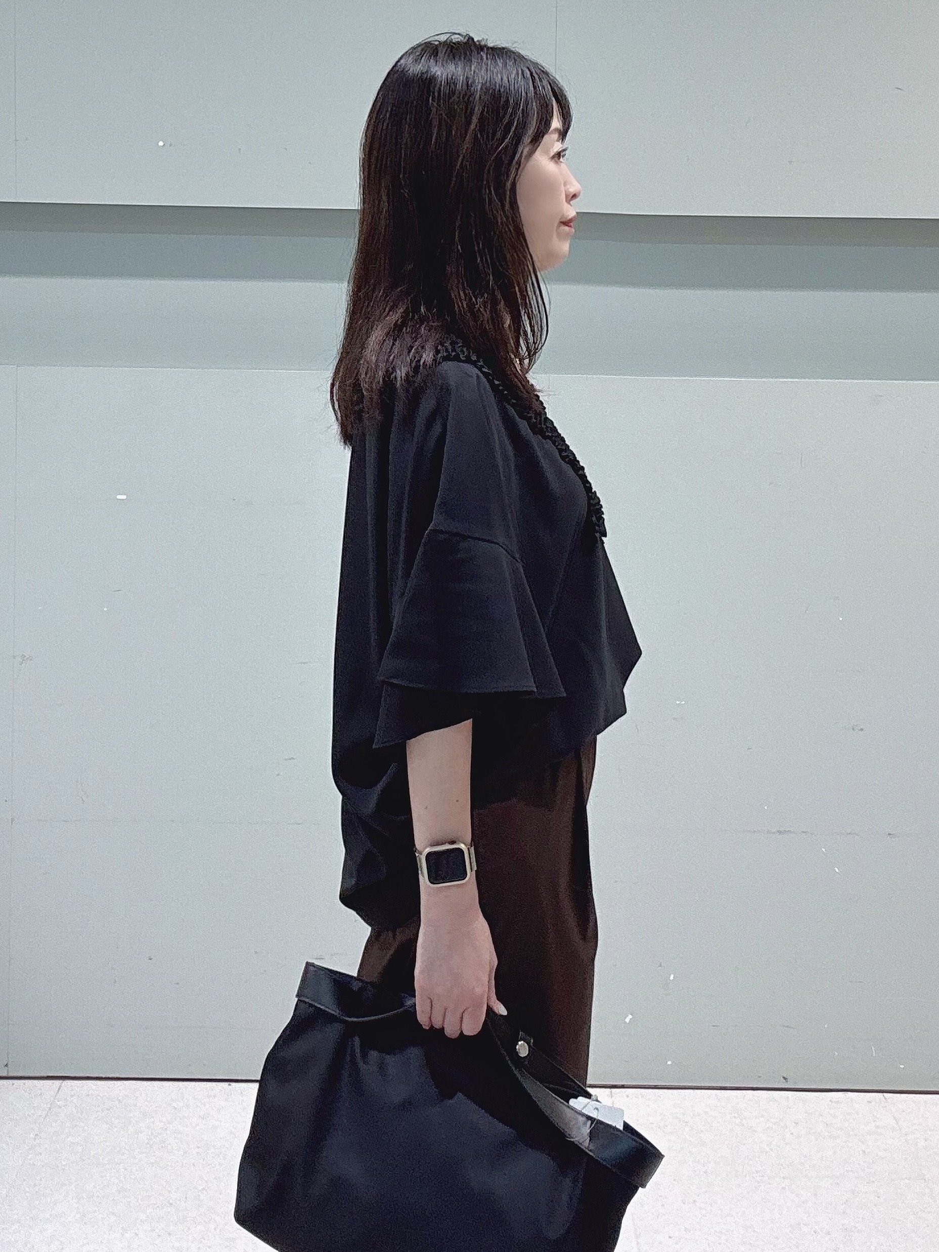 makiさんの「UNTITLED｜【接触冷感/通気性/洗える】Vネックフリルブラウス」を使ったコーディネート