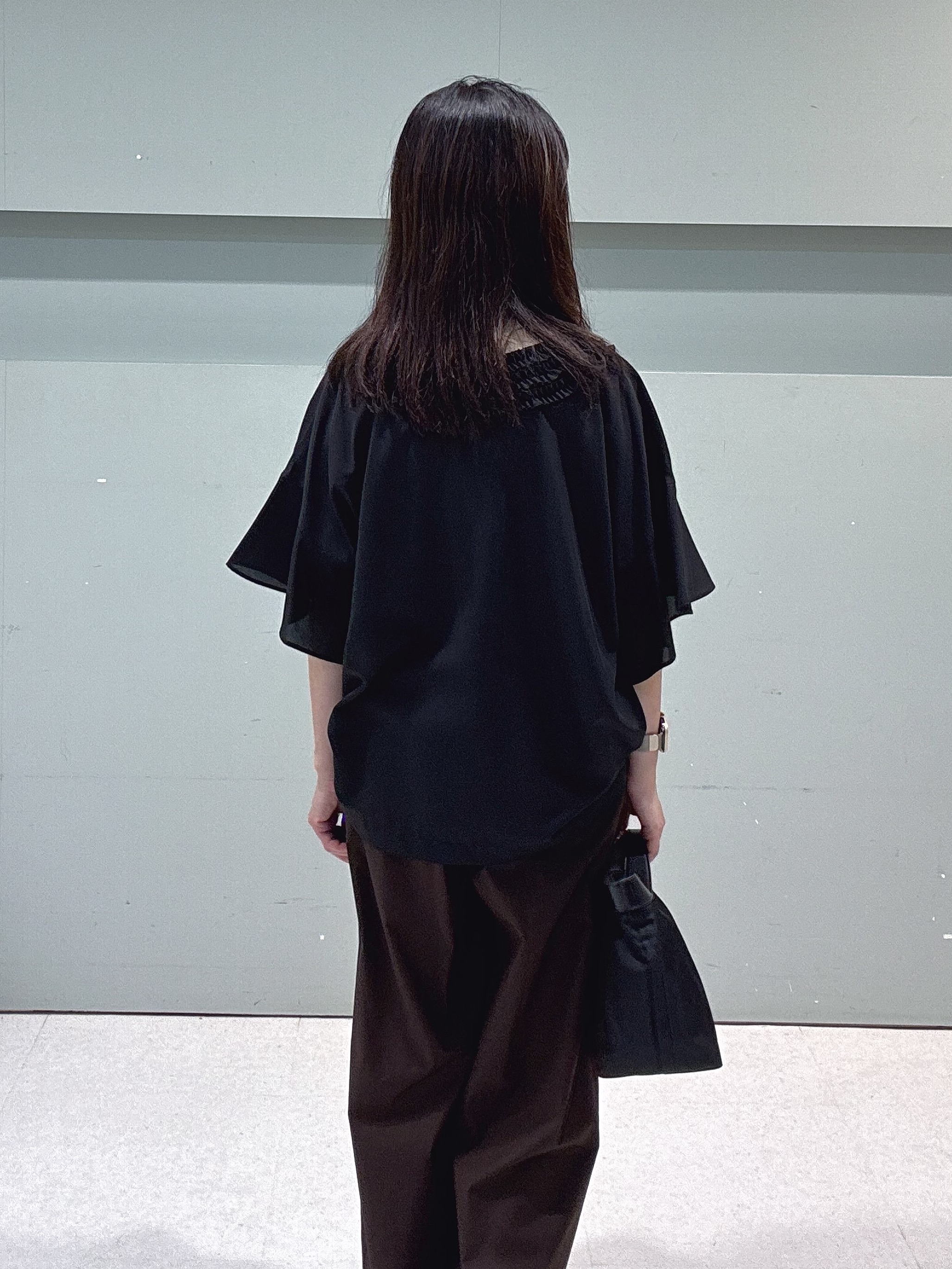 makiさんの「UNTITLED｜【接触冷感/通気性/洗える】Vネックフリルブラウス」を使ったコーディネート