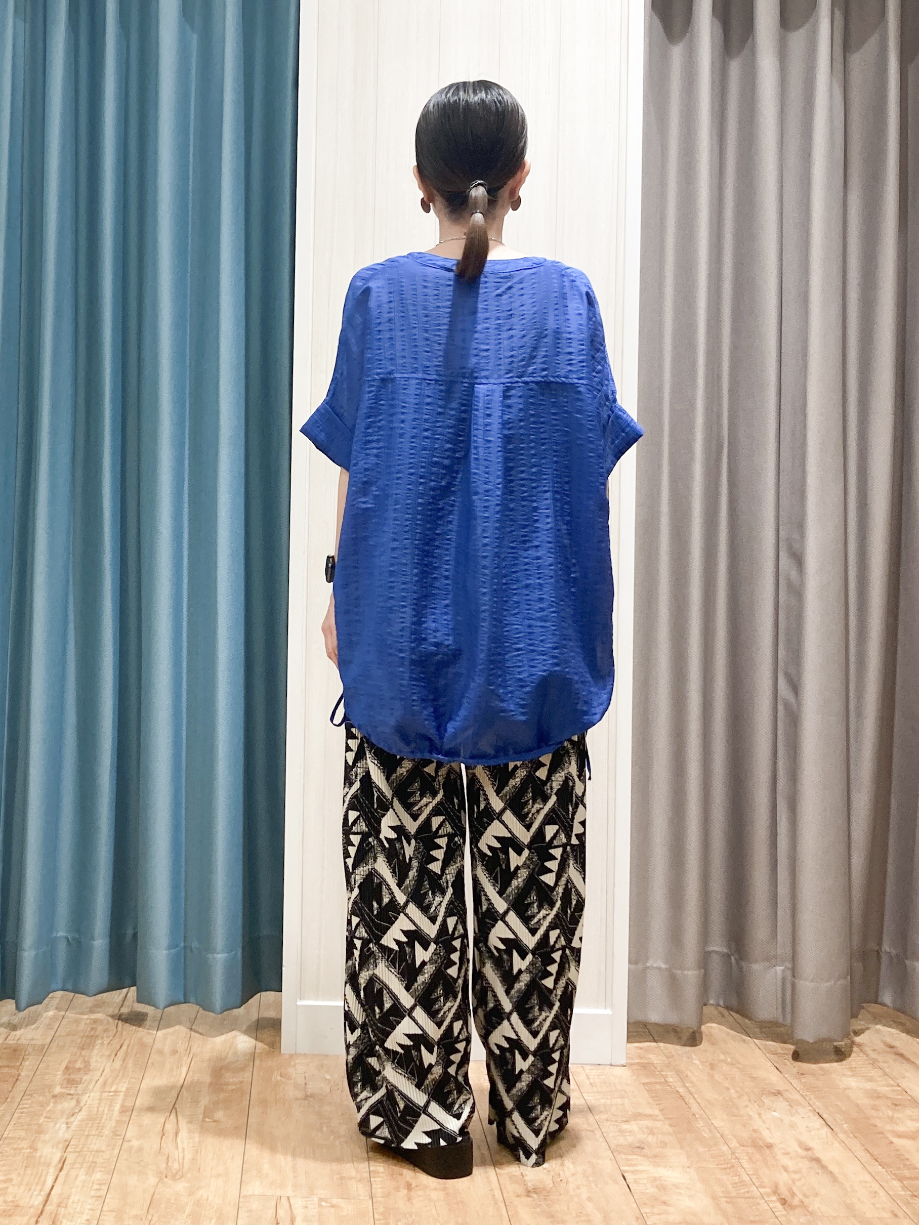 thさんの「SHOO･LA･RUE｜【高レビュー/体型カバー】インせず着られる スキッパー裾リボンブラウス」を使ったコーディネート