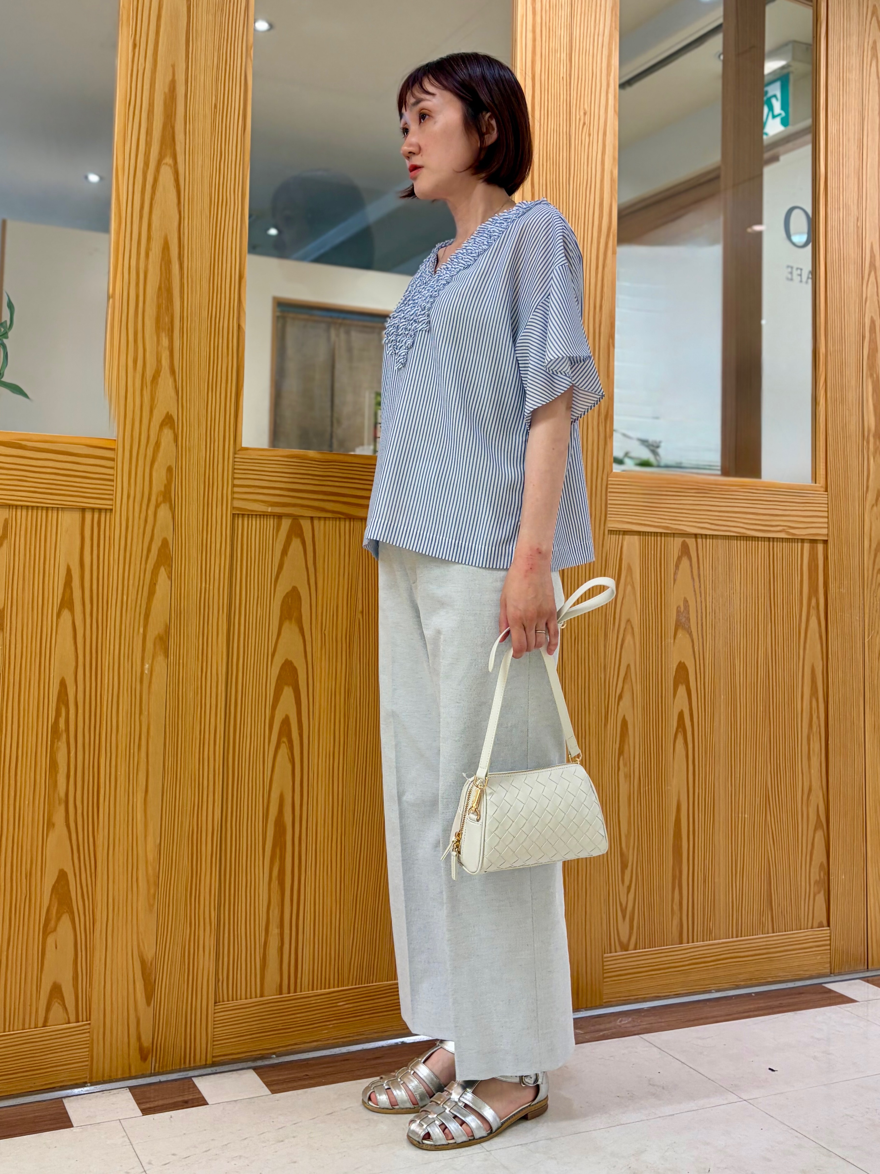 ゆうさんの「UNTITLED｜【接触冷感/通気性/洗える】Vネックフリルブラウス」を使ったコーディネート