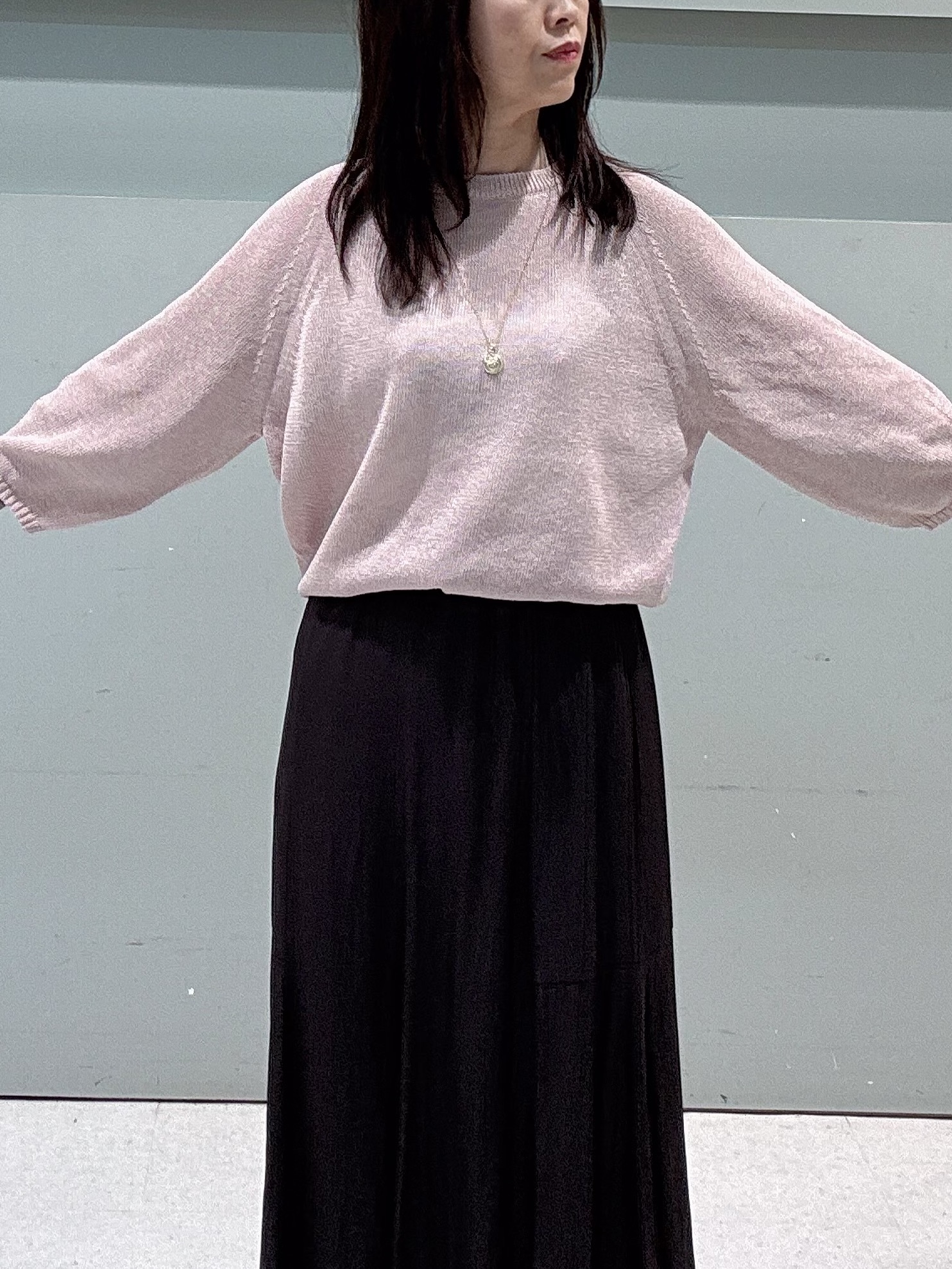makiさんの「UNTITLED｜【洗える/ゆったり】クルーネックドライニット」を使ったコーディネート