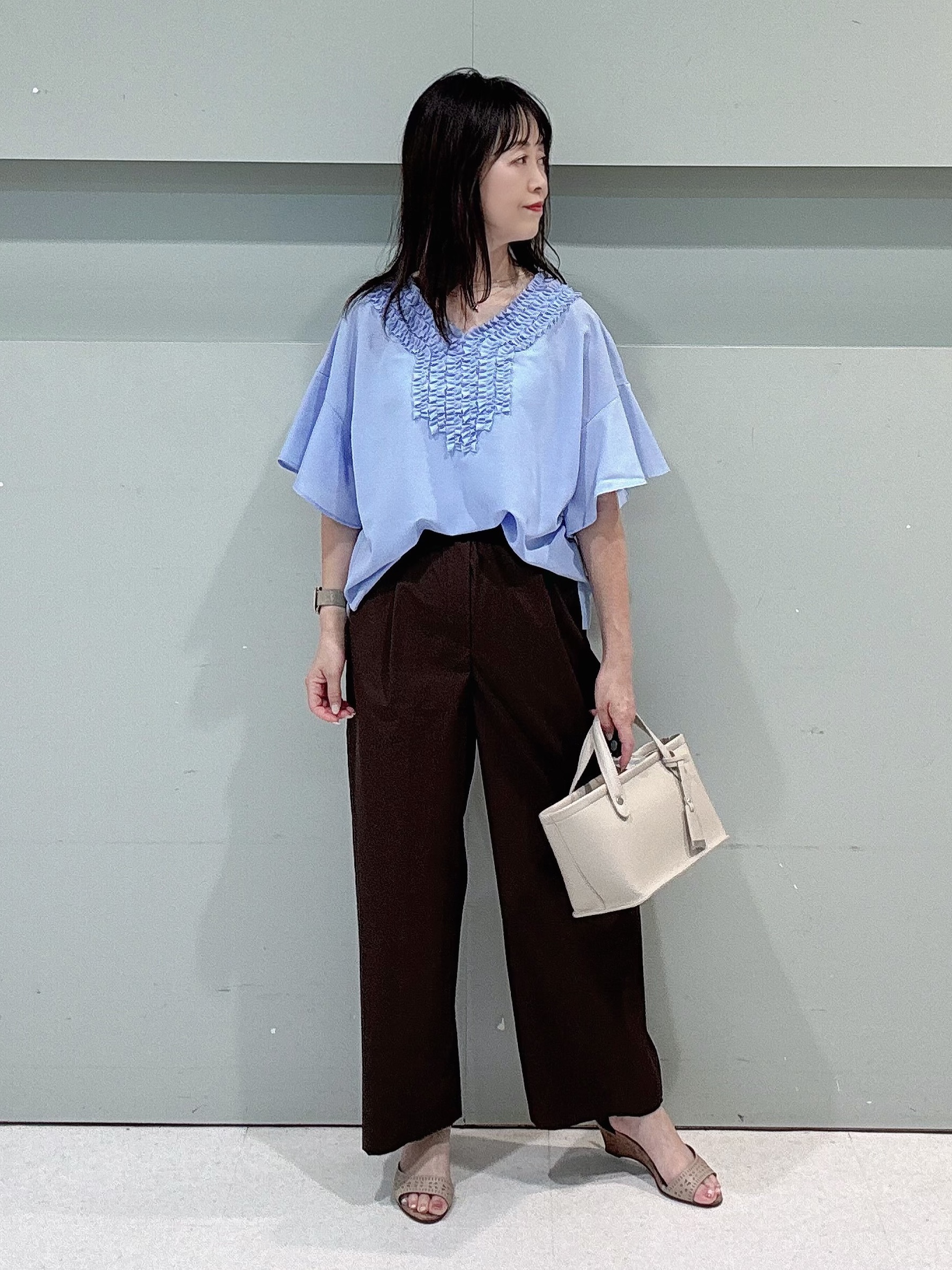 makiさんの「UNTITLED｜【接触冷感/通気性/洗える】Vネックフリルブラウス」を使ったコーディネート