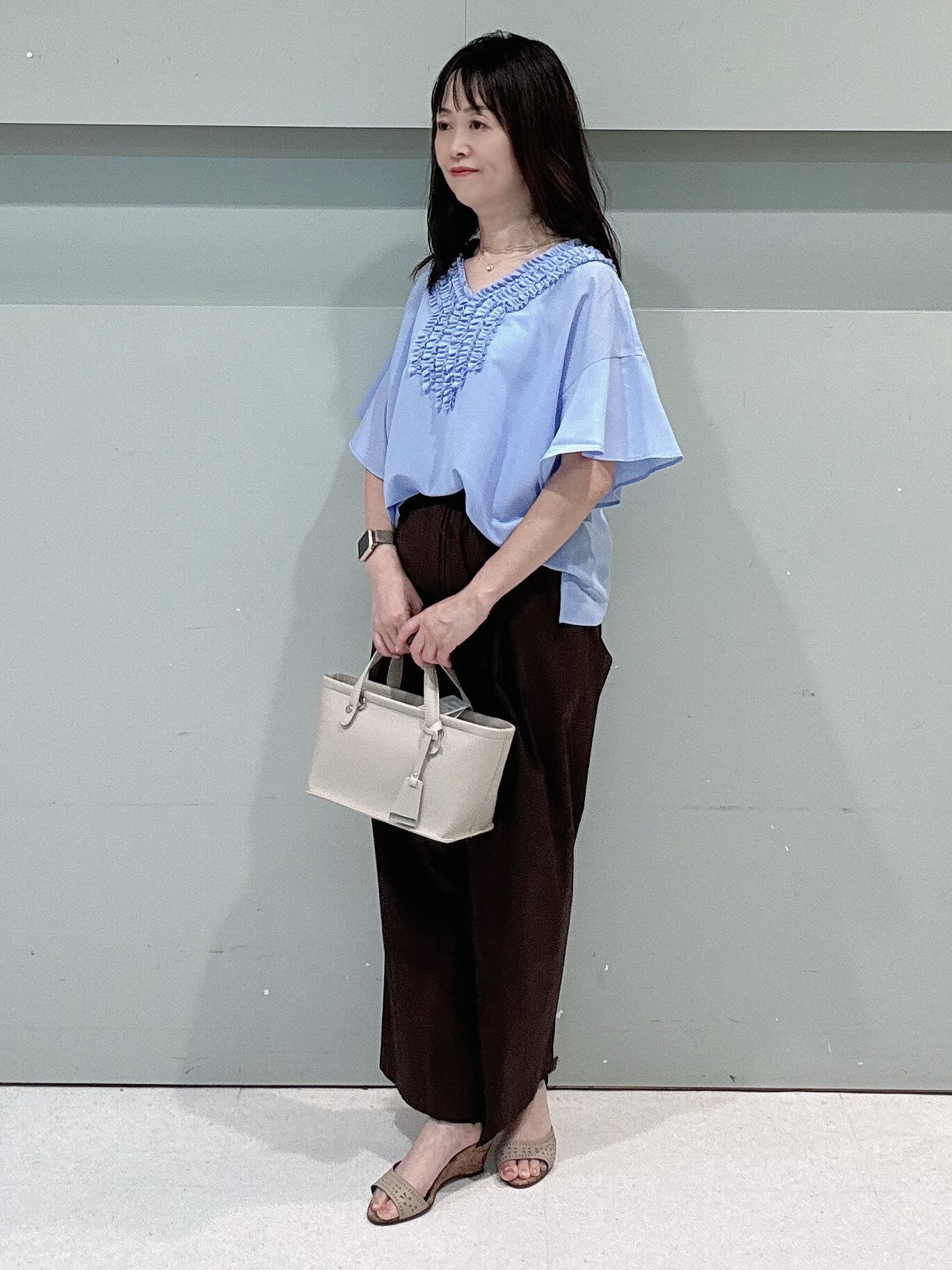 makiさんの「UNTITLED｜【接触冷感/通気性/洗える】Vネックフリルブラウス」を使ったコーディネート