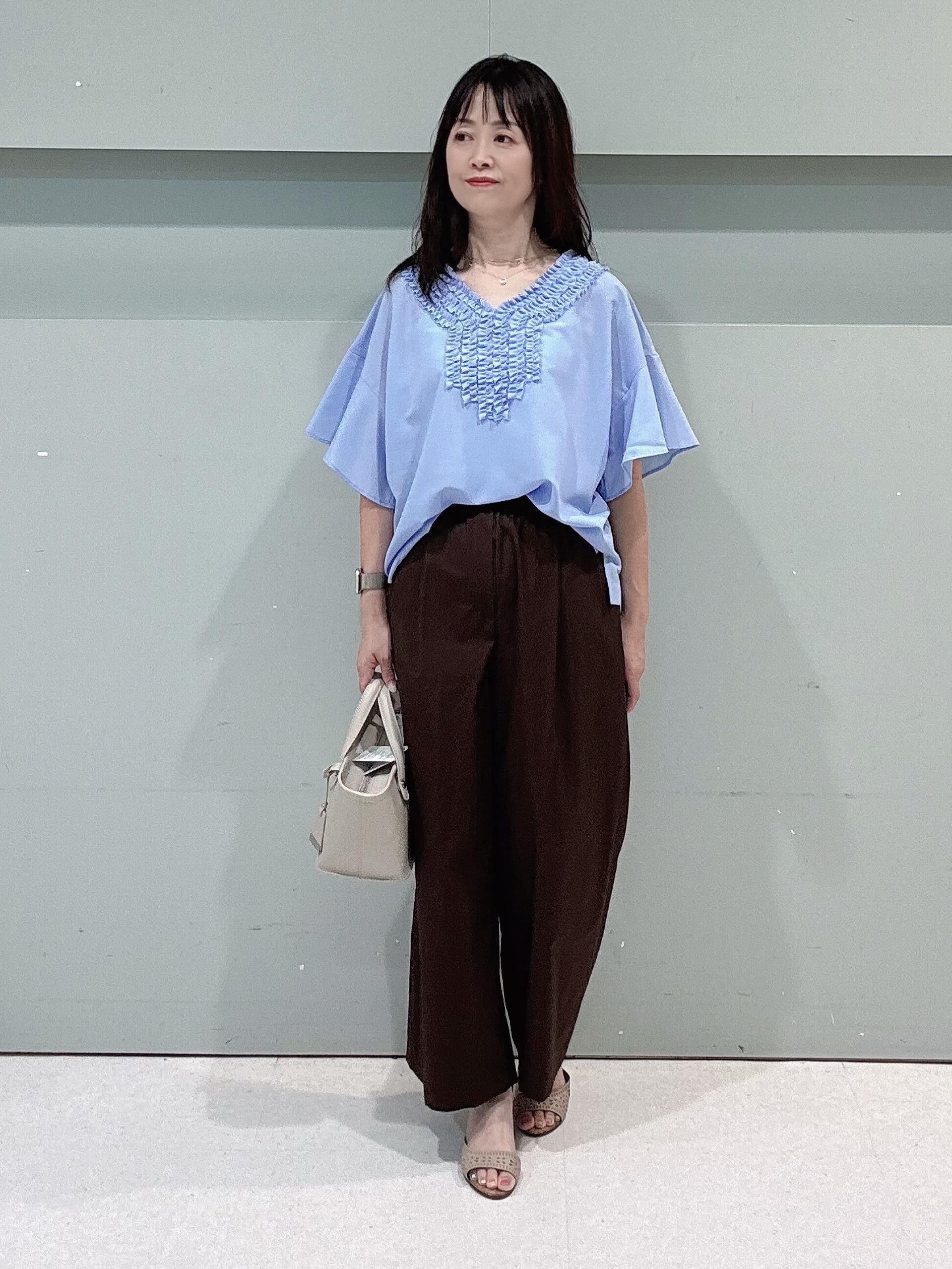 makiさんの「UNTITLED｜【接触冷感/通気性/洗える】Vネックフリルブラウス」を使ったコーディネート