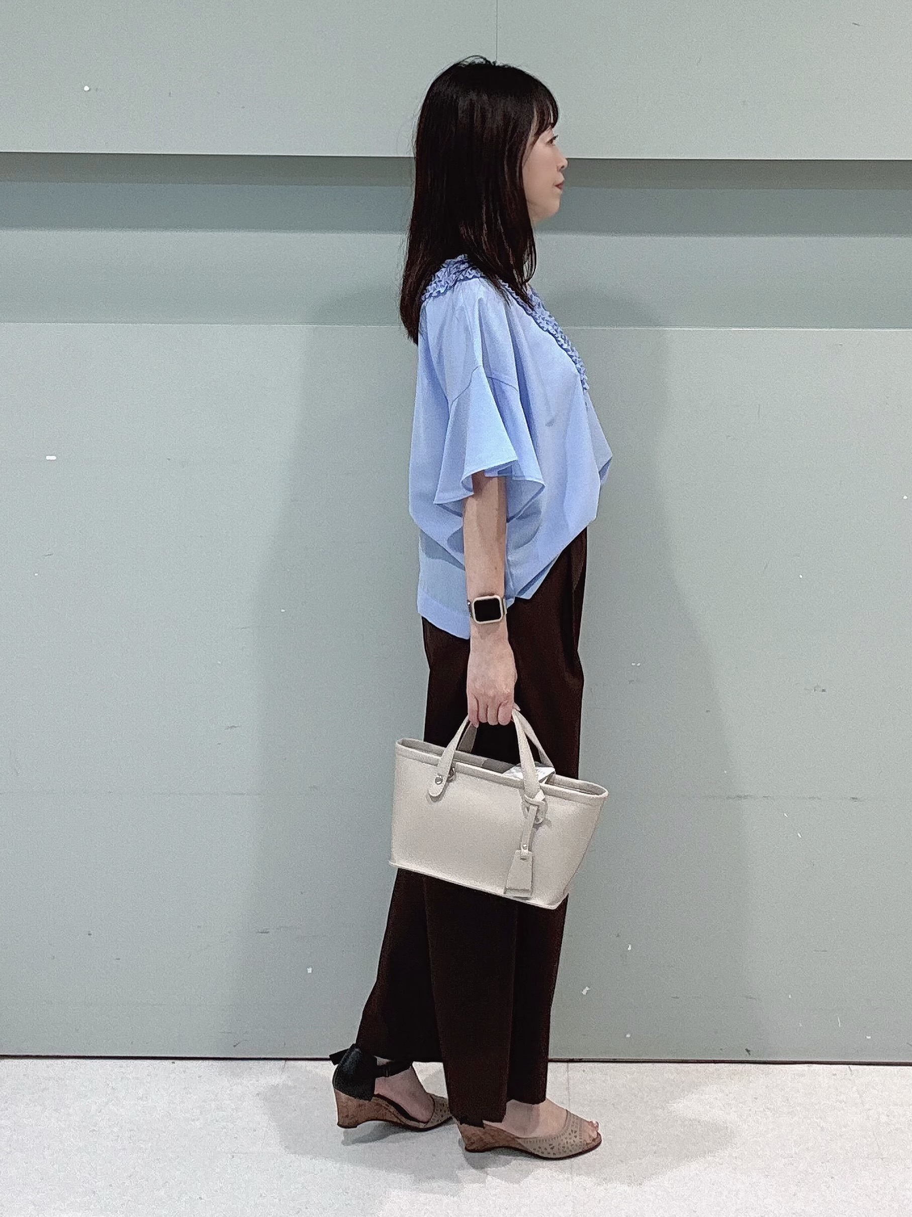 makiさんの「UNTITLED｜【接触冷感/通気性/洗える】Vネックフリルブラウス」を使ったコーディネート