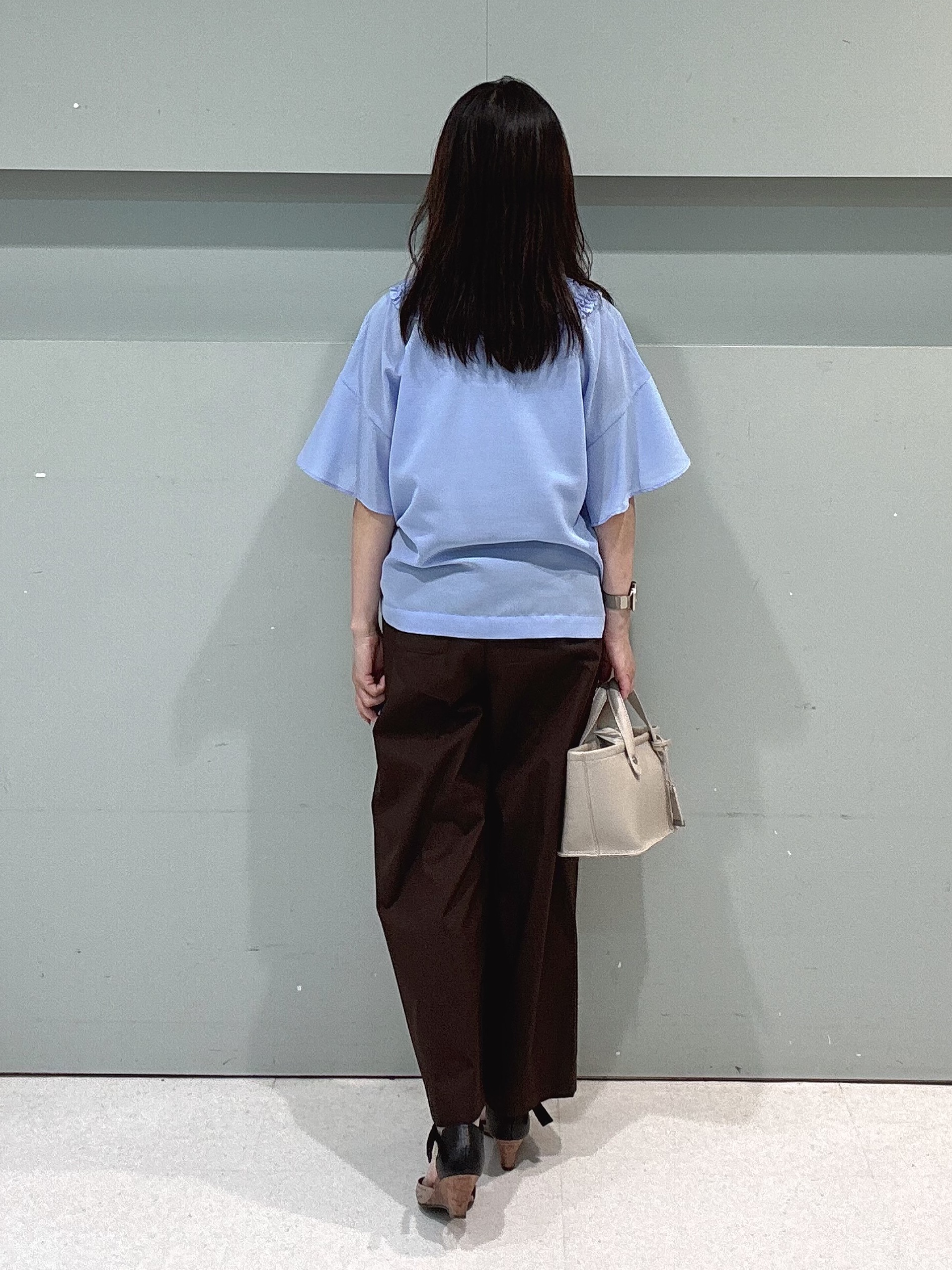 makiさんの「UNTITLED｜【接触冷感/通気性/洗える】Vネックフリルブラウス」を使ったコーディネート