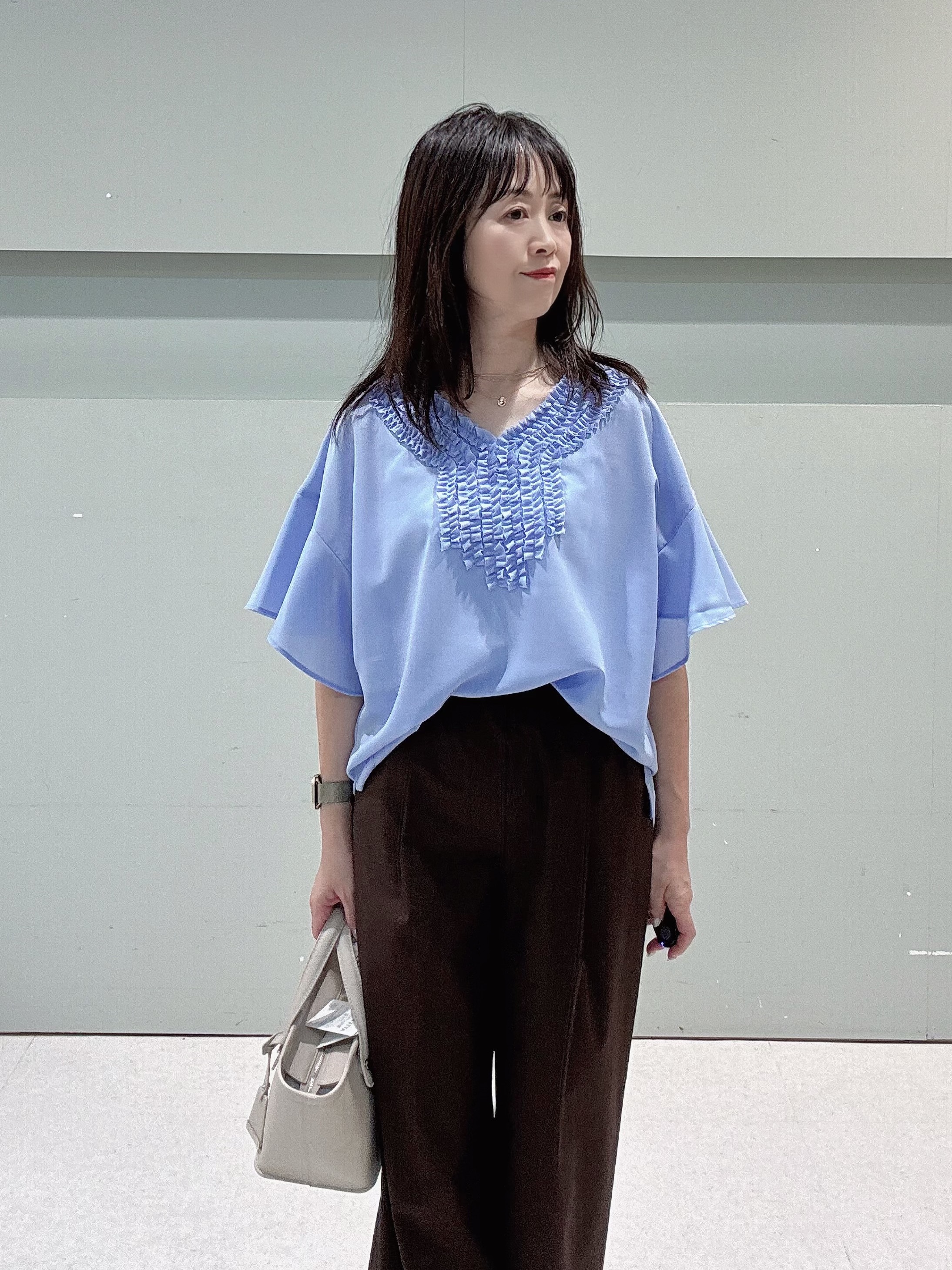 makiさんの「UNTITLED｜【接触冷感/通気性/洗える】Vネックフリルブラウス」を使ったコーディネート
